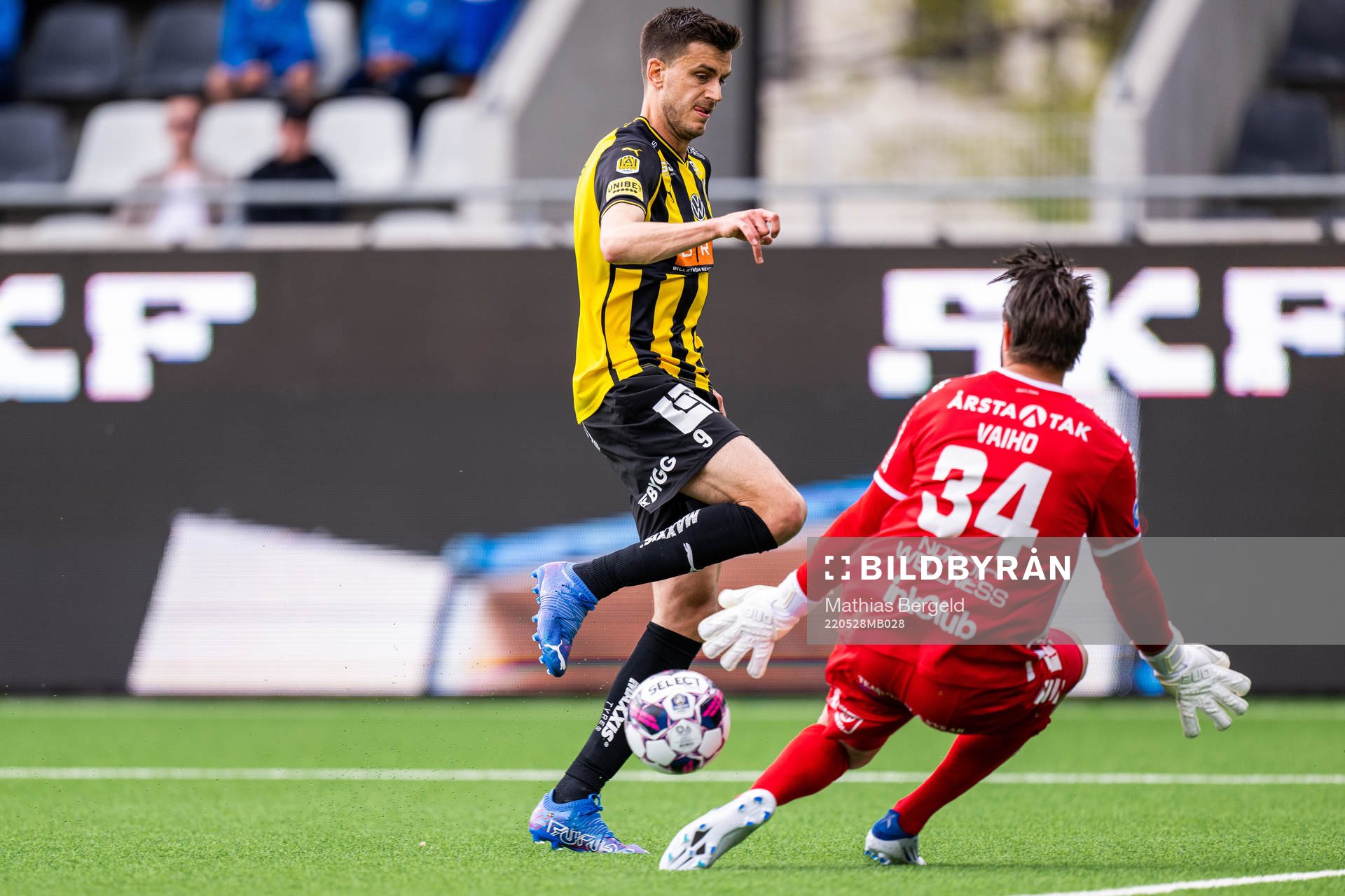 Häckens Alexander Jeremejeff gör 1-0 på Sirius målvakt