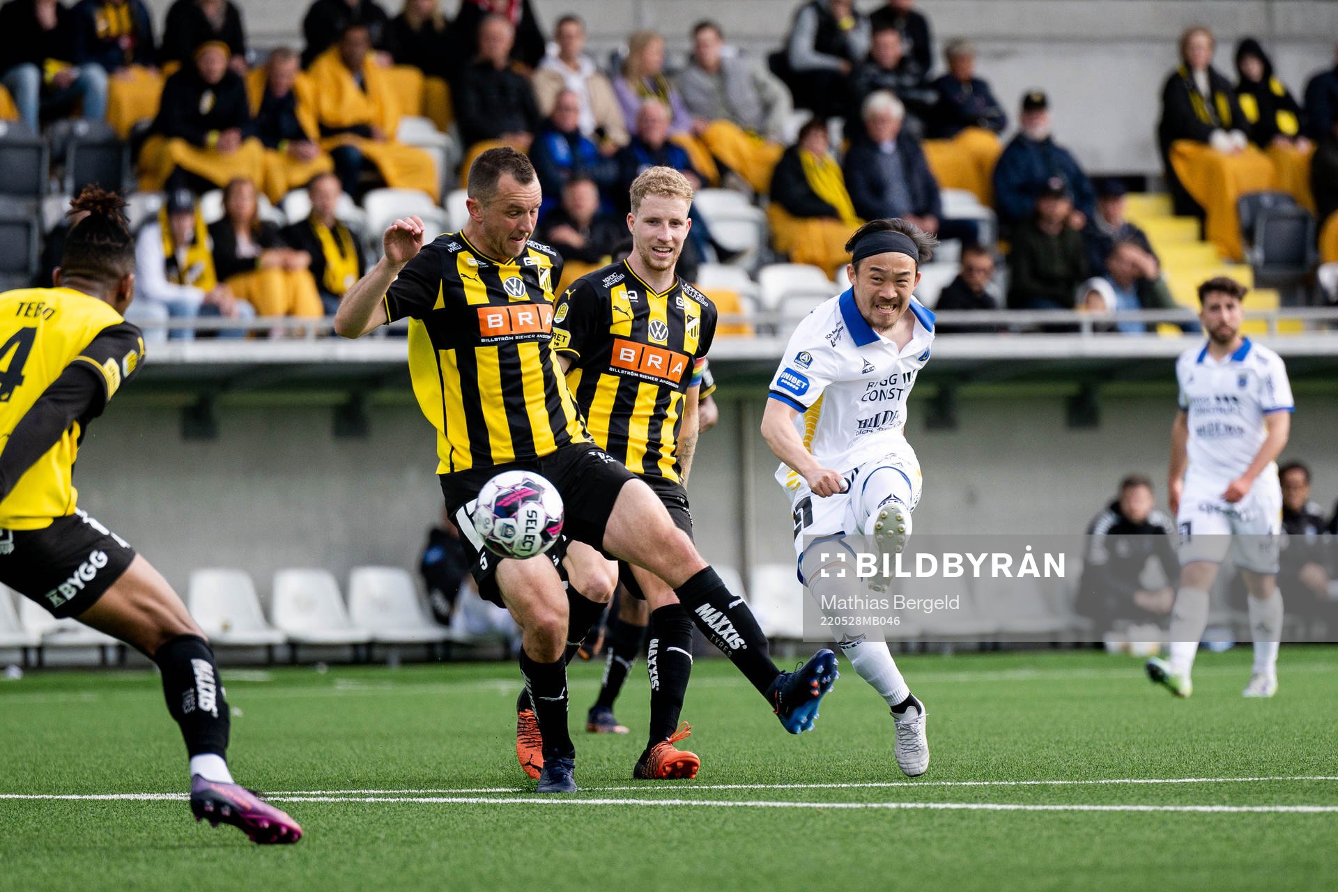 Sirius Yukiya Sugita gör 2-2 bakom Häckens Even Hovland och Samuel Gustafson under fotbollsmatchen i Allsvenskan mellan Häcken och Sirius den 28 maj 2022 i Göteborg.