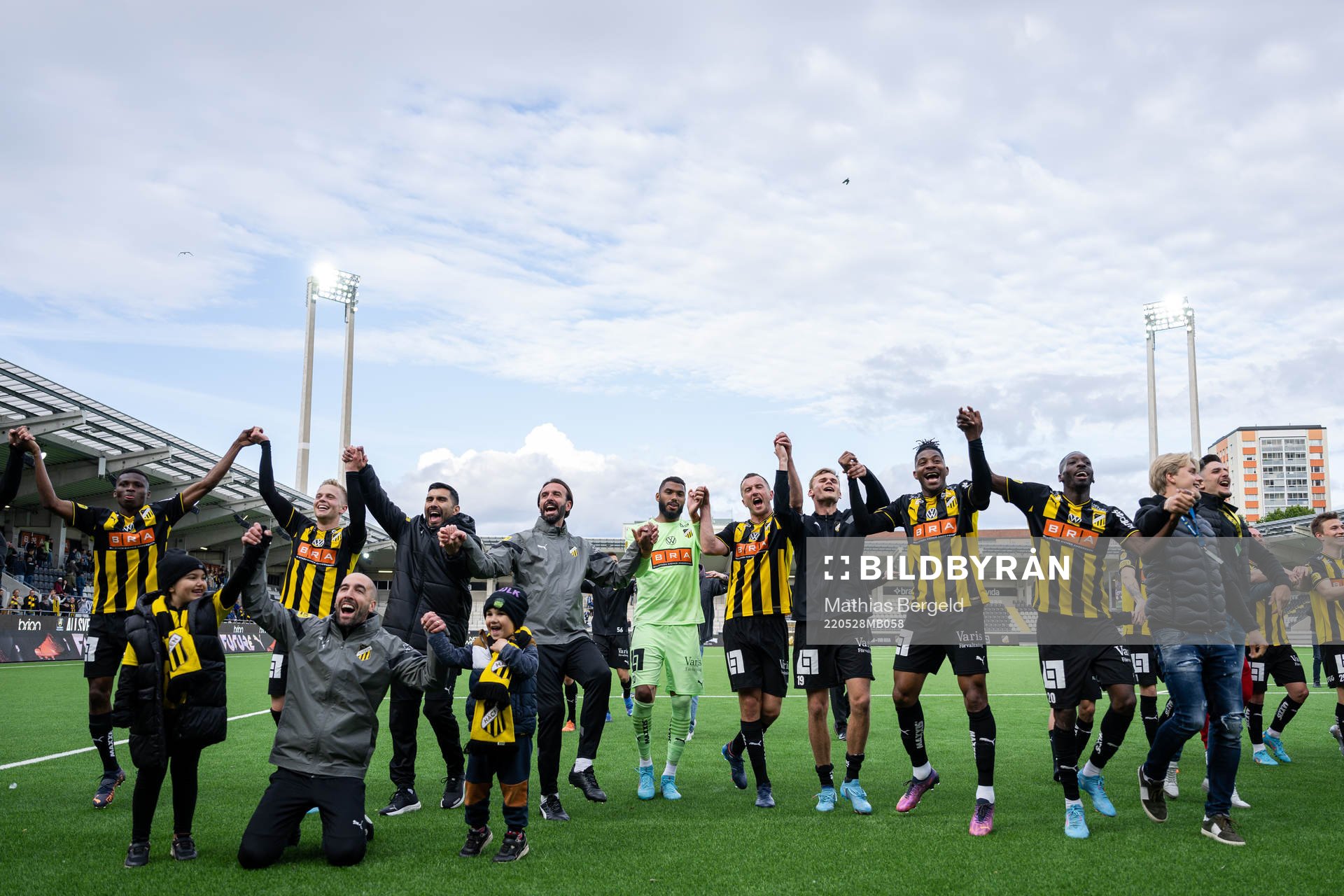 Häckens spelare och ledare jublar