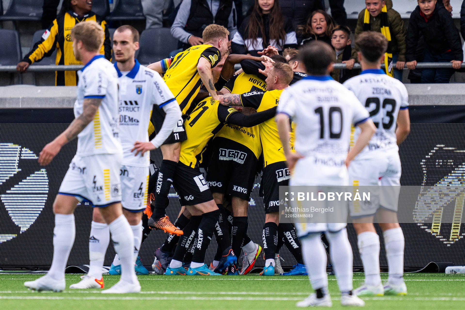 Häckens Even Hovland jublar med lagkamrater