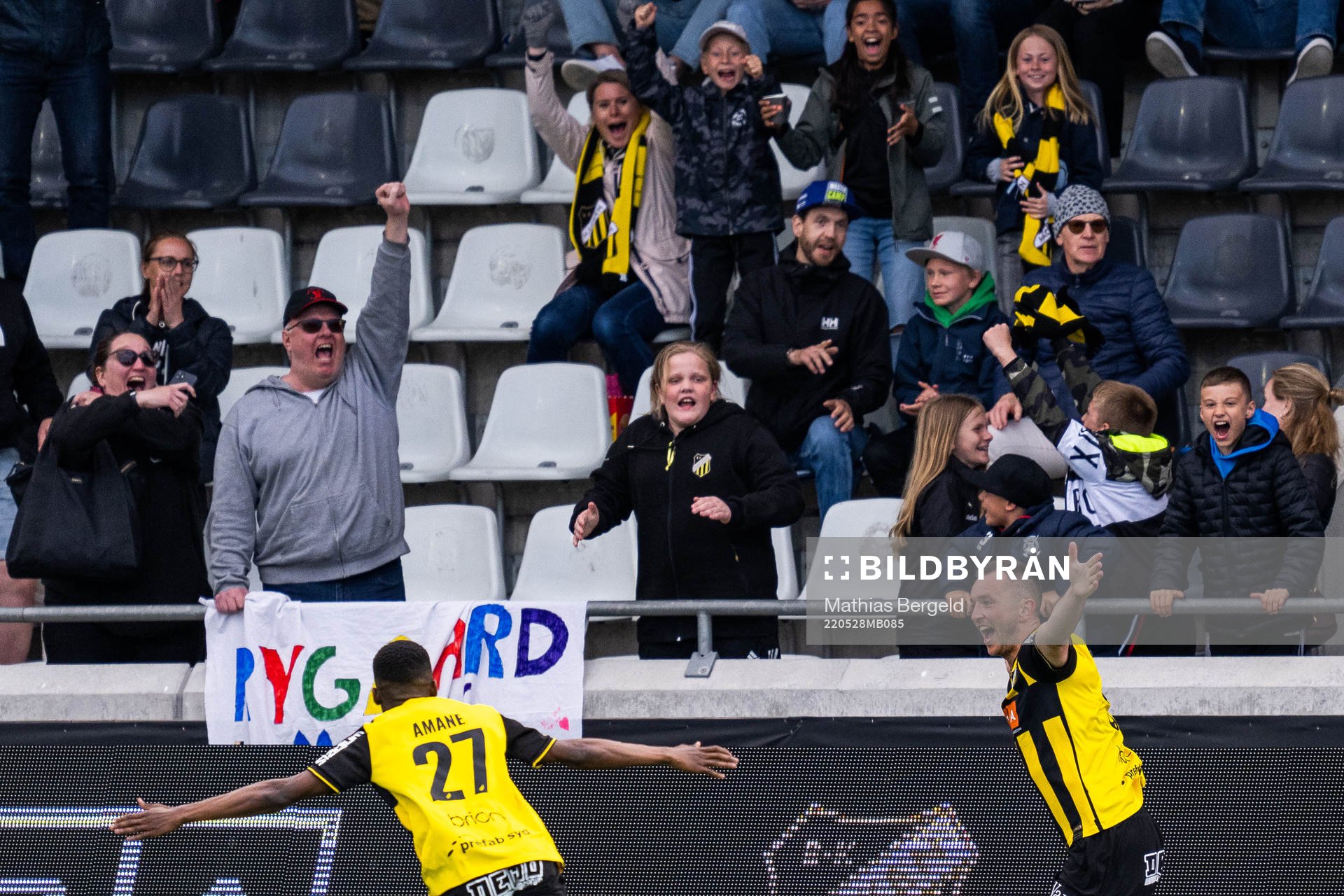 Häckens Even Hovland jublar med lagkamrater