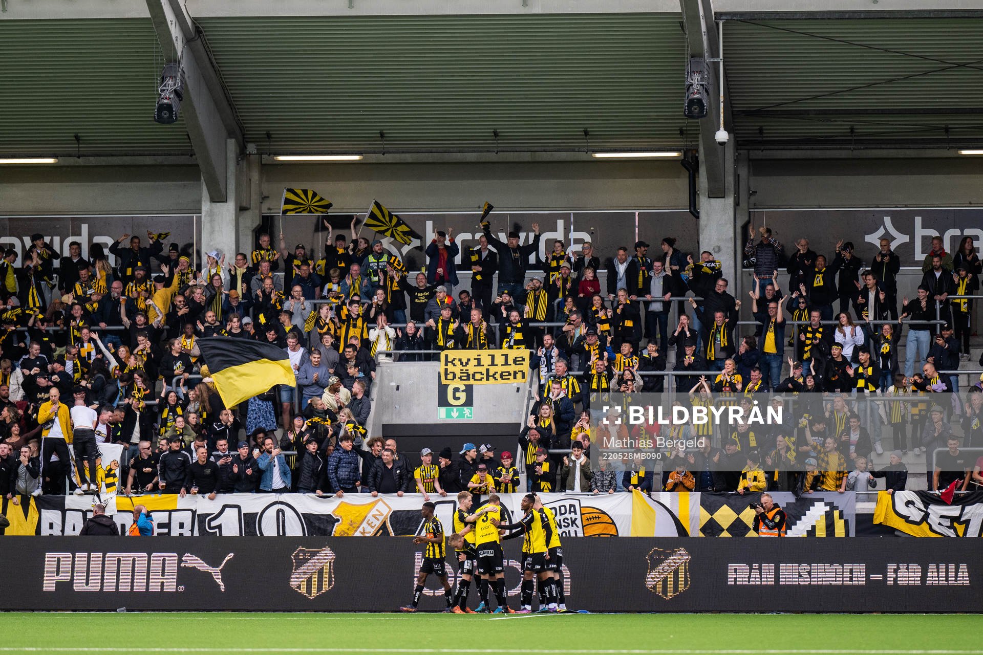Häckens Mikkel Rygaard Jensen jublar med lagkamrater