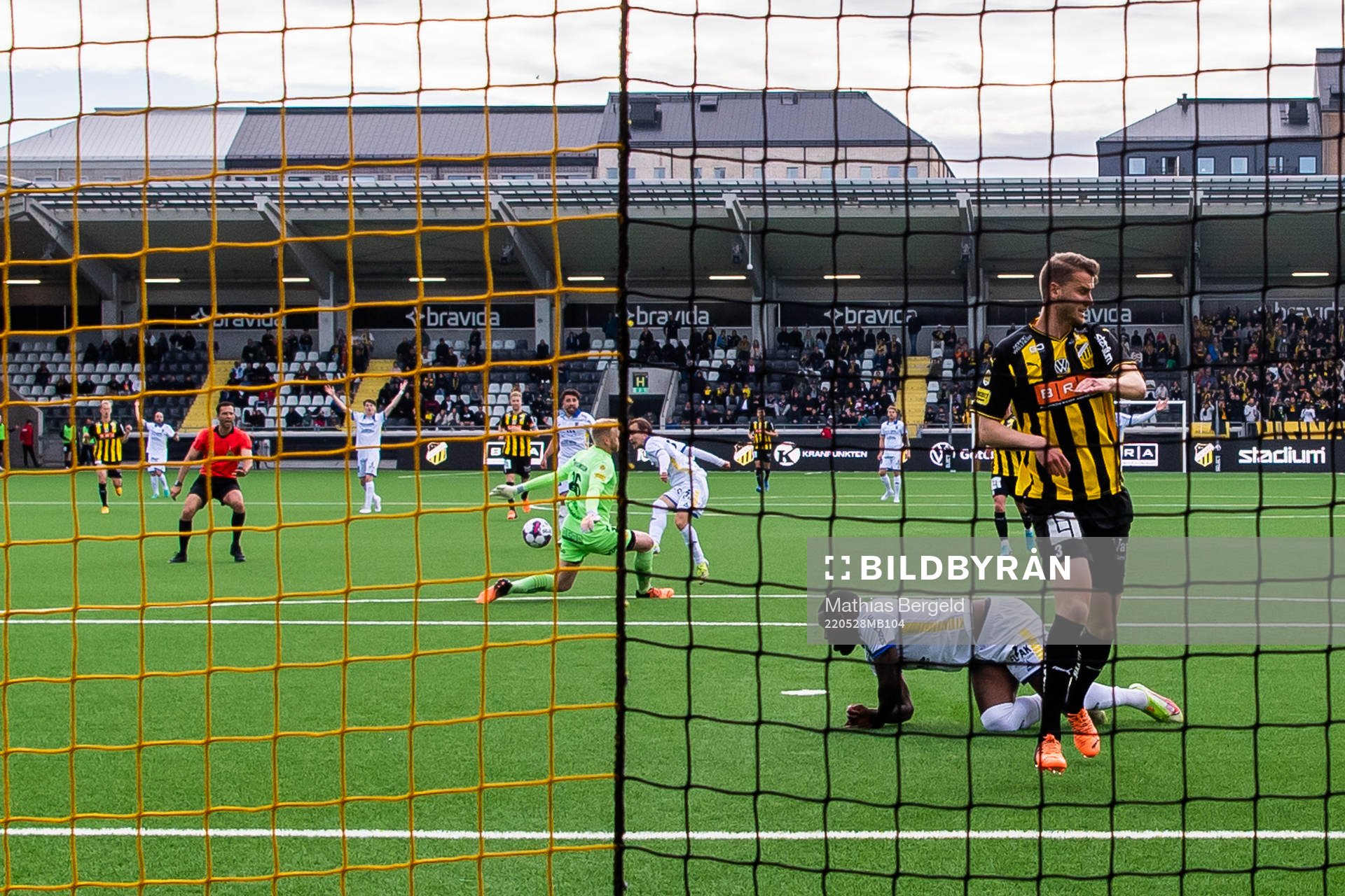 Häckens målvakt Peter Abrahamsson räddar ett skott från Sirius Patrik Karlsson Lagemyr men får senare rött kort i situationen under fotbollsmatchen i Allsvenskan mellan Häcken och Sirius den 28 maj 2022 i Göteborg.