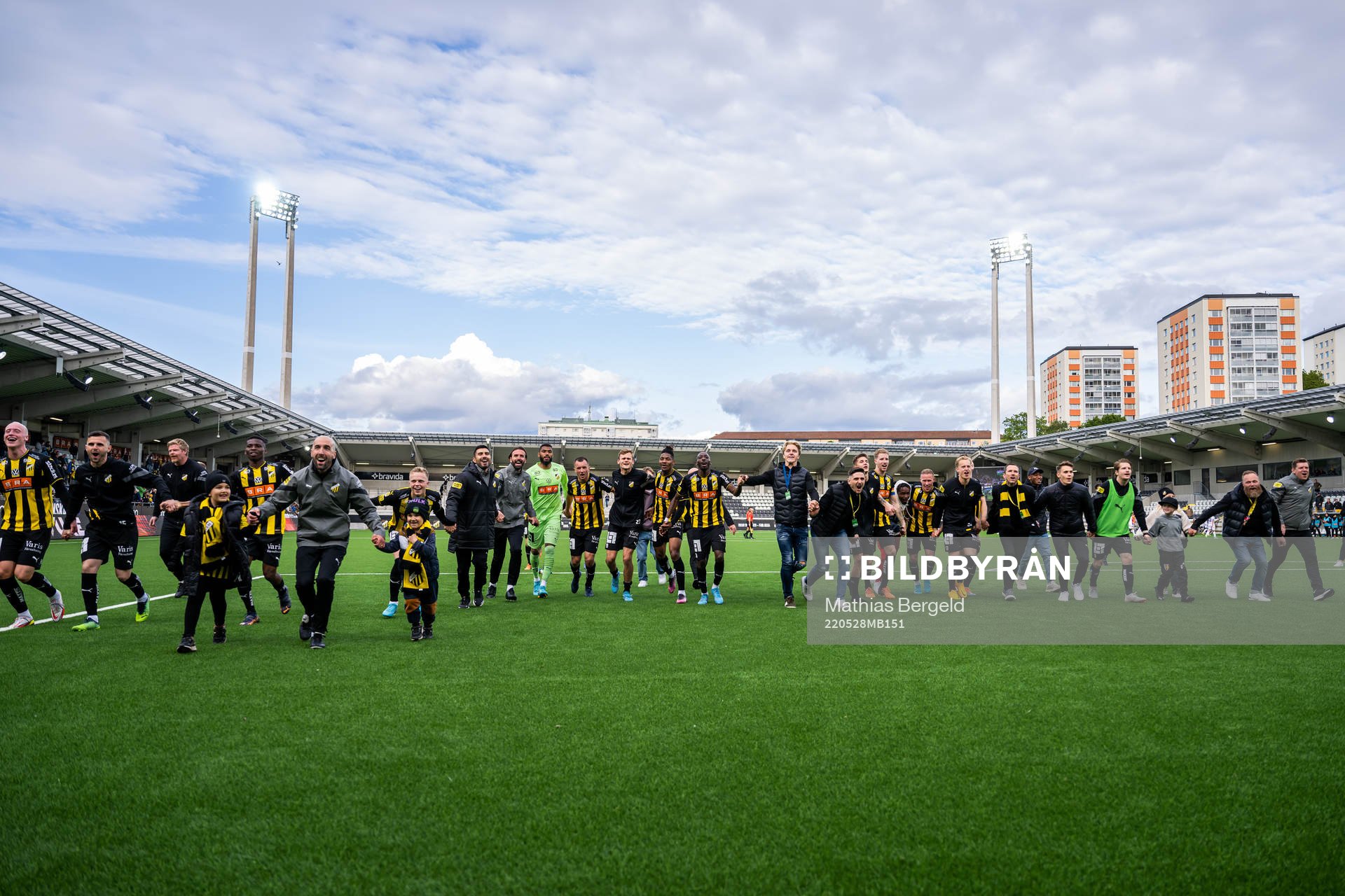 Häckens spelare och ledare jublar