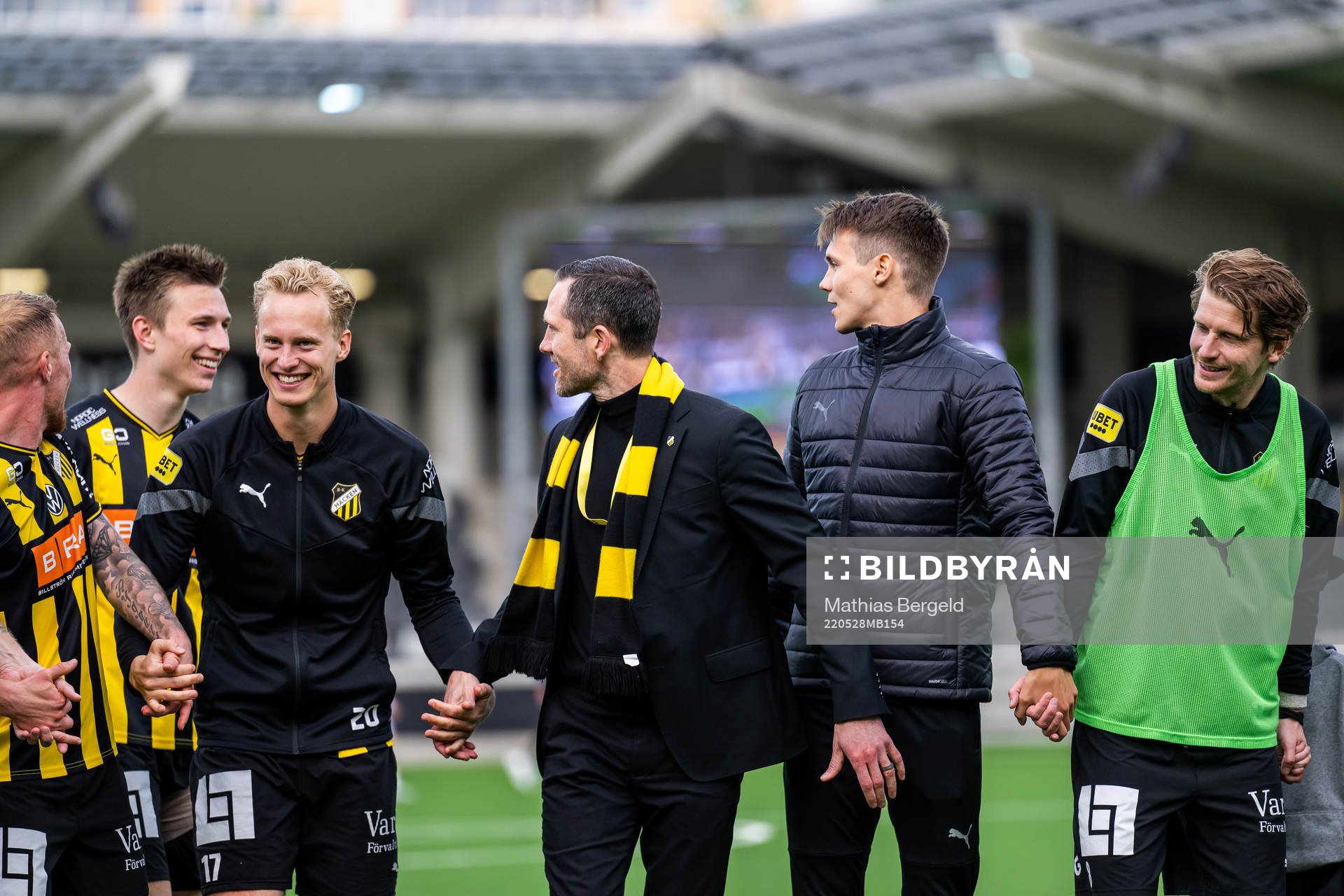 Häckens Mikkel Rygaard Jensen, Kristoffer Lund Hansen, Gustav Berggren, sportchef Martin Ericsson, Tobias Carlsson och Erik Friberg jublar efter fotbollsmatchen i Allsvenskan mellan Häcken och Sirius den 28 maj 2022 i Göteborg.