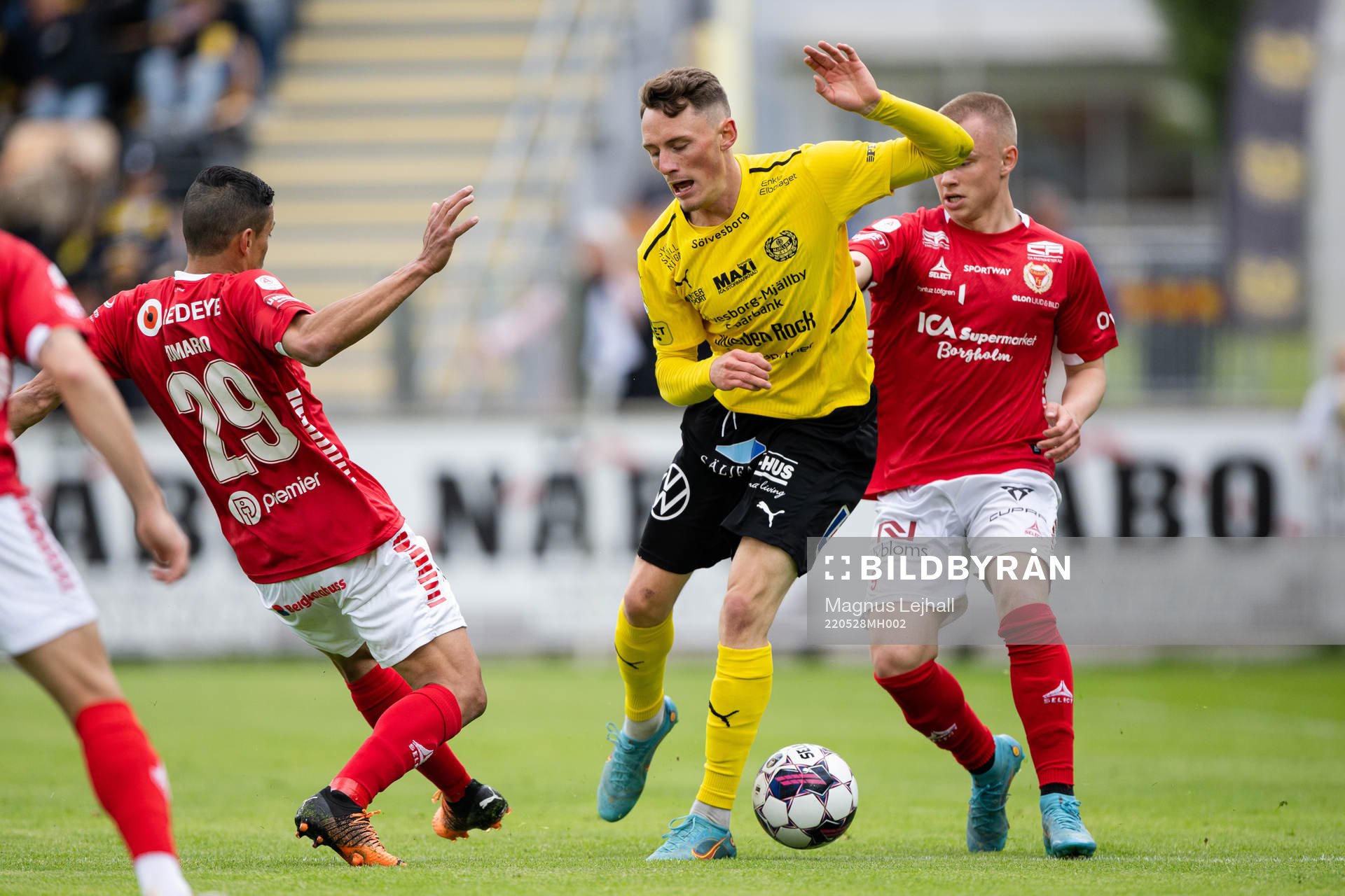 Kalmars Romario Pereira Sipiao och Isak Jansson i en kamp mot Mjällbys Noah Persson under fotbollsmatchen i Allsvenskan mellan Mjällby och Kalmar den 28 maj 2022 i Hällevik. 