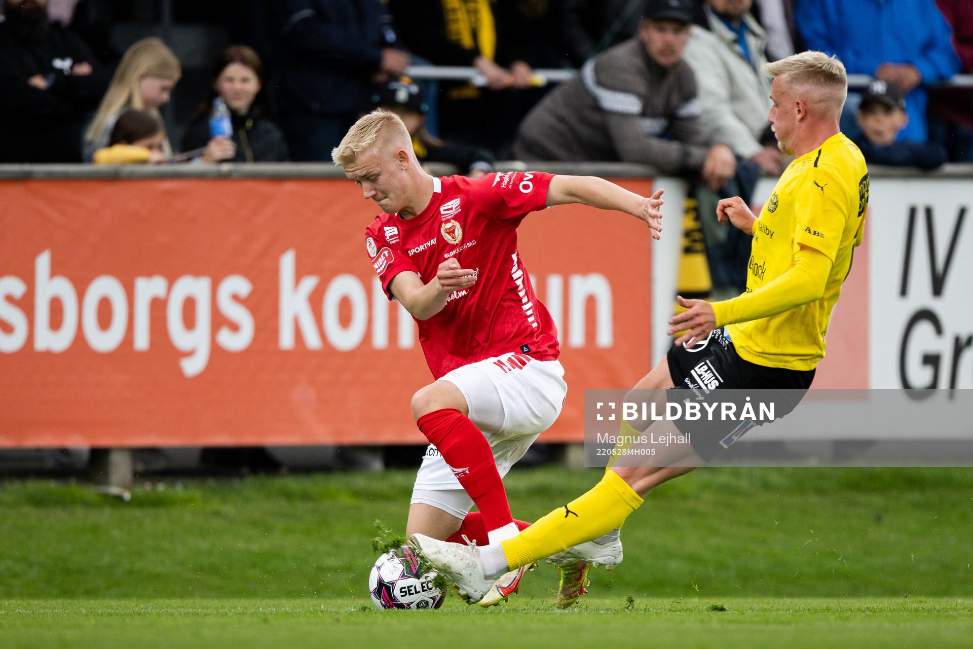 Kalmars Carl Gustafsson och Mjällbys Herman Johansson