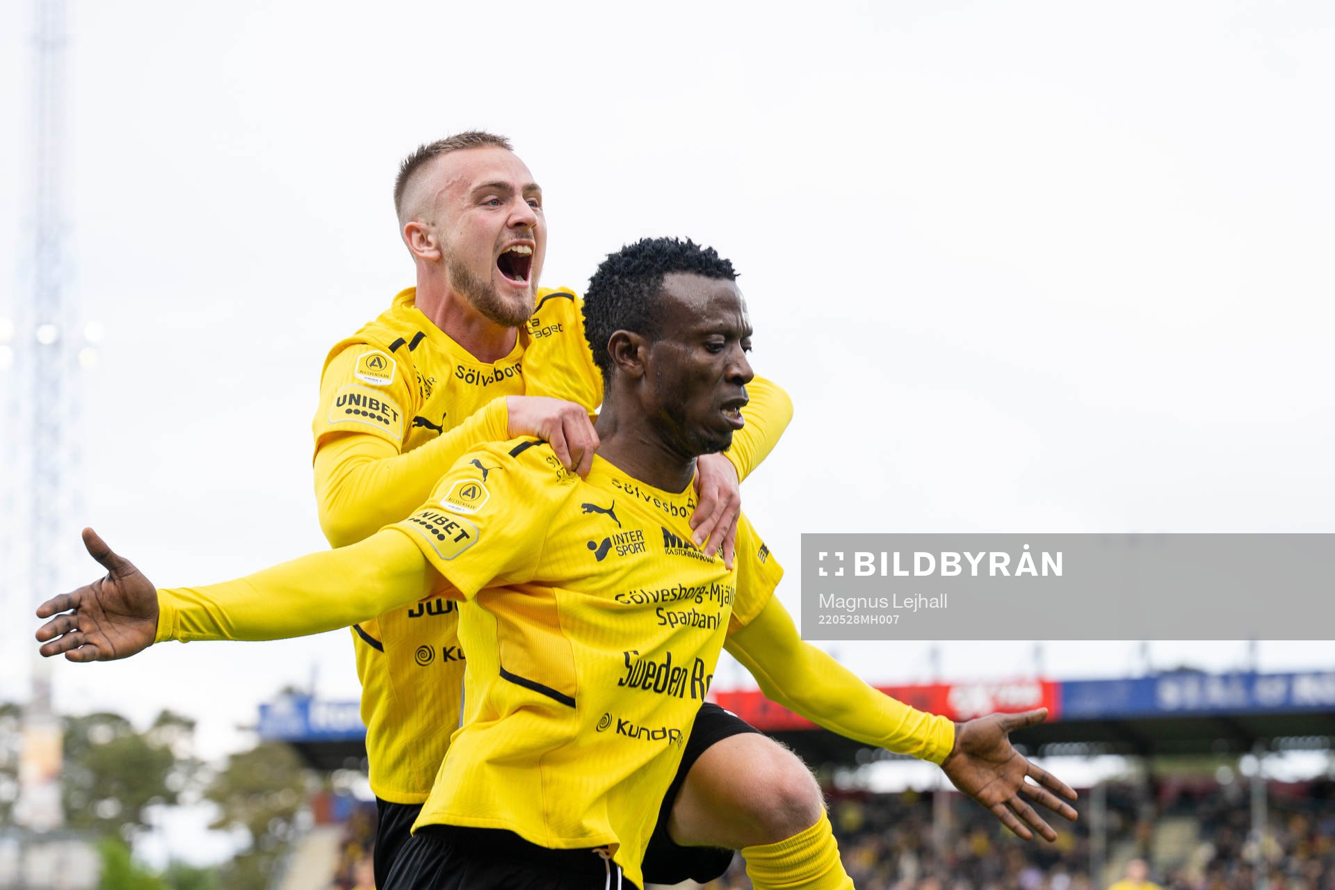 Mjällbys Silas Nwankwo och Albin Mörfelt jublar