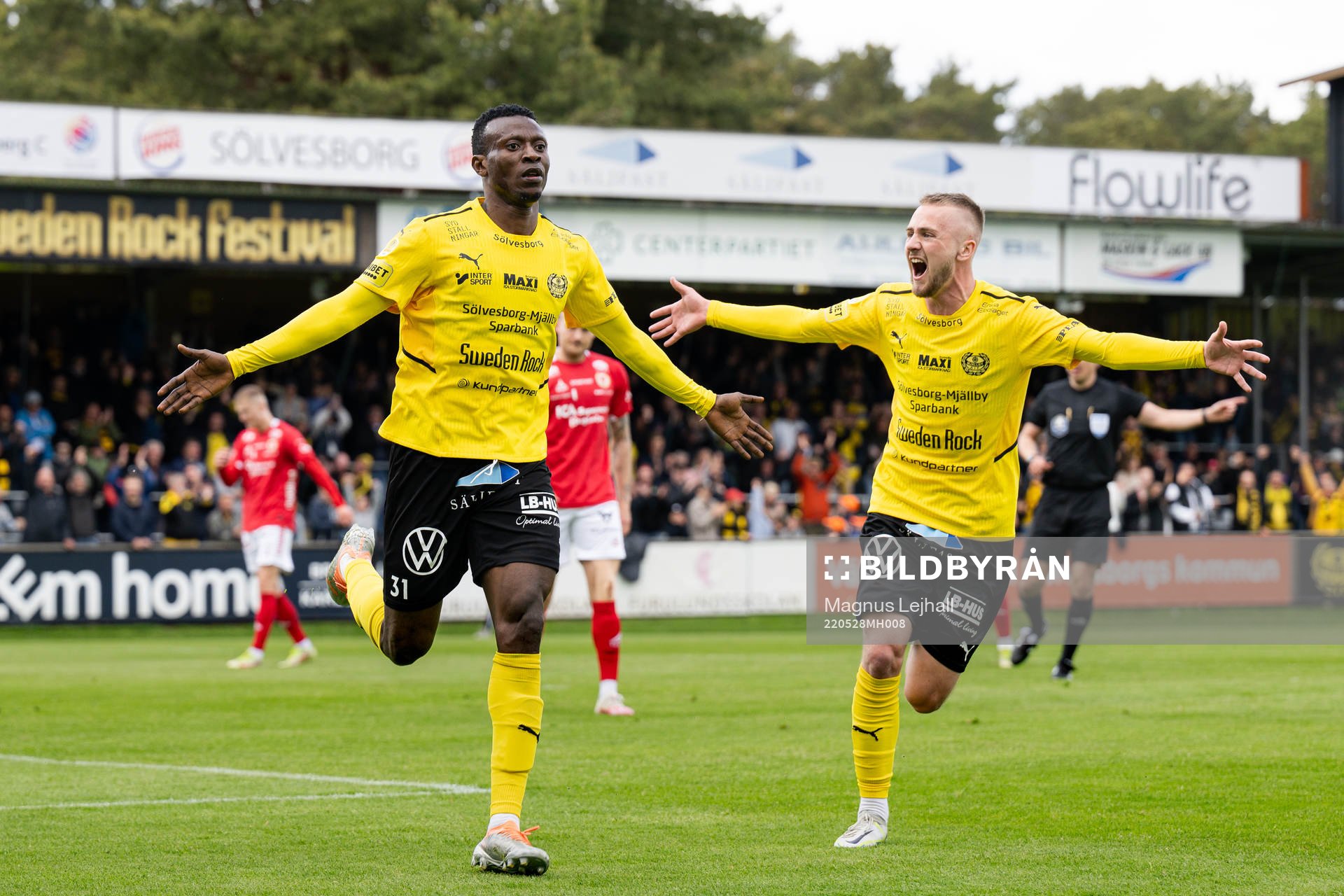 Mjällbys Silas Nwankwo och Albin Mörfelt jublar