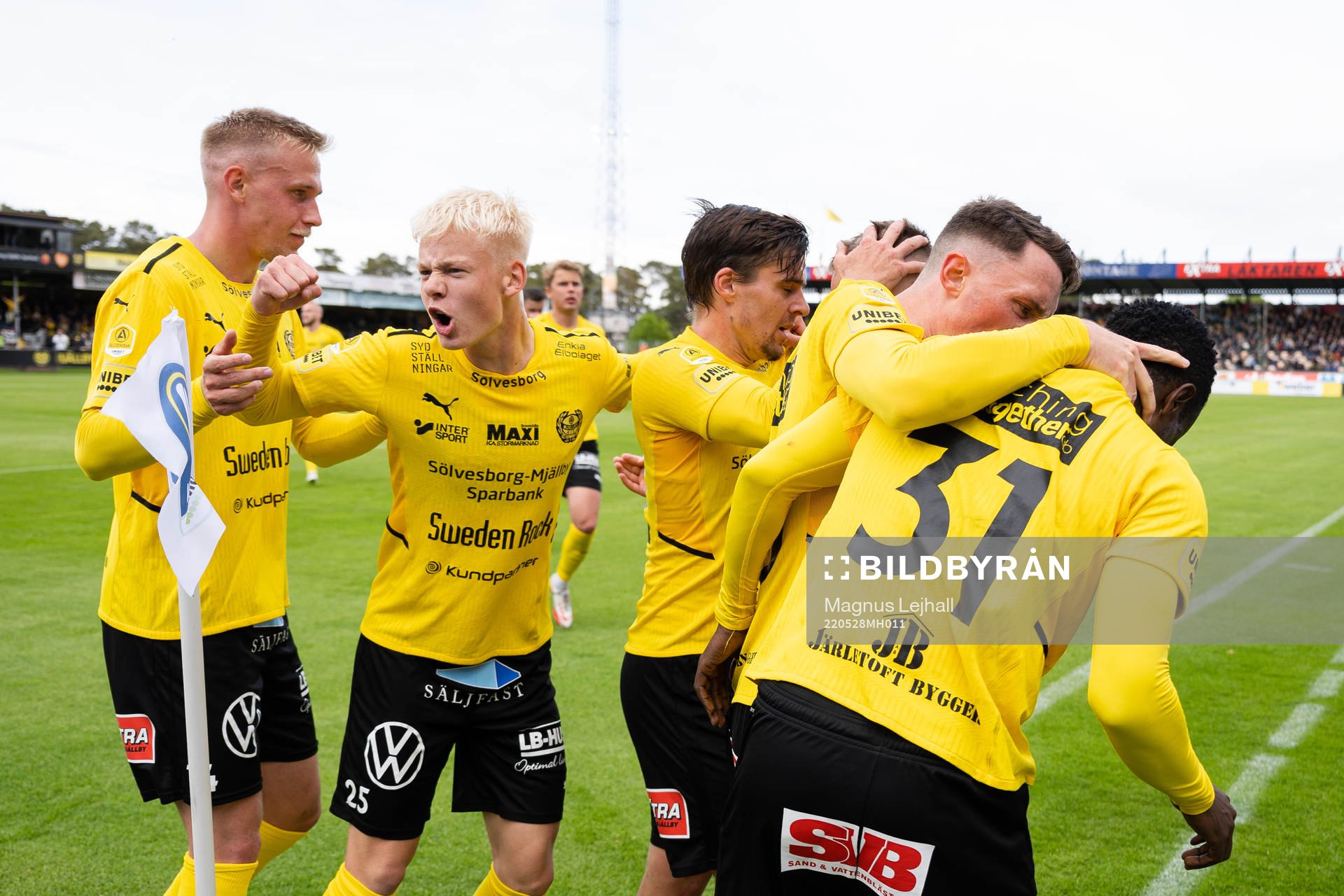 Mjällbys spelare jublar med Silas Nwankwo efter 1-0 under fotbollsmatchen i Allsvenskan mellan Mjällby och Kalmar den 28 maj 2022 i Hällevik.
