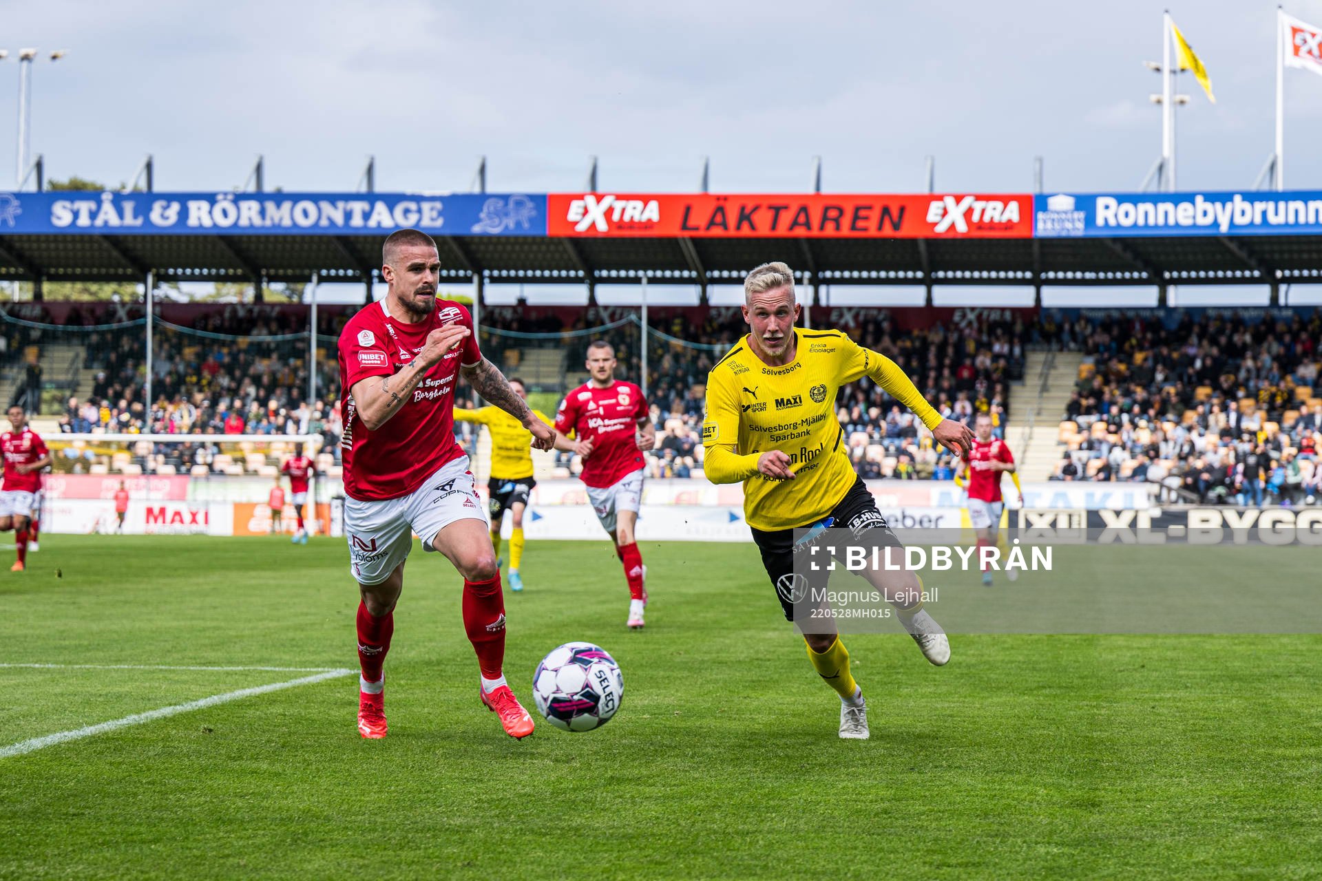 Kalmars Douglas Bergqvist  och Mjällbys Herman Johansson