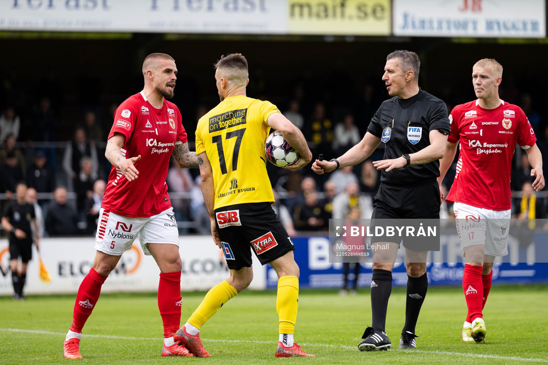 Kalmars Douglas Bergqvist och Mjällbys Carlos Moros Gracia