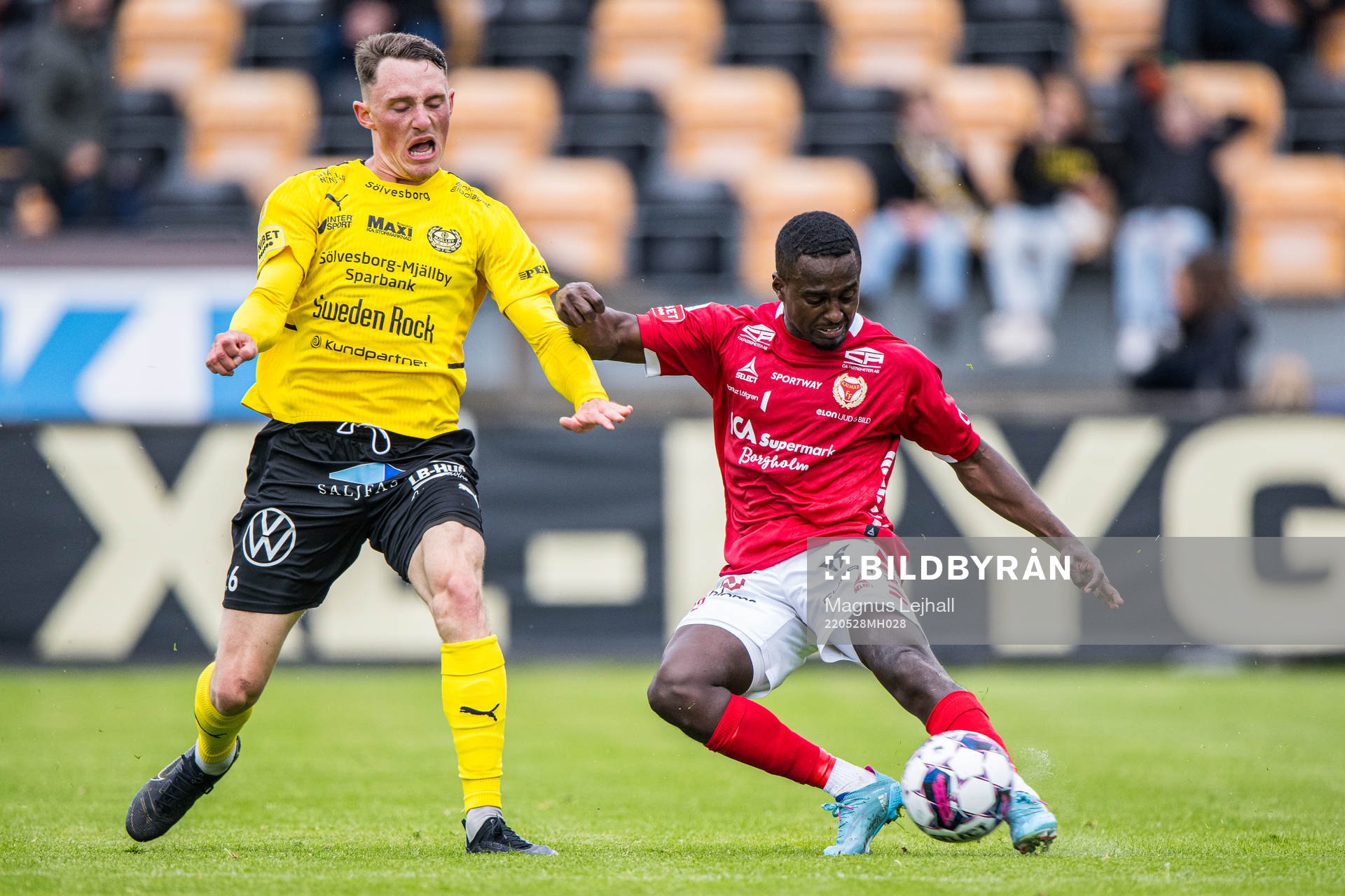 Kalmars Nahom Girmai Netabay och Mjällbys Noah Persson