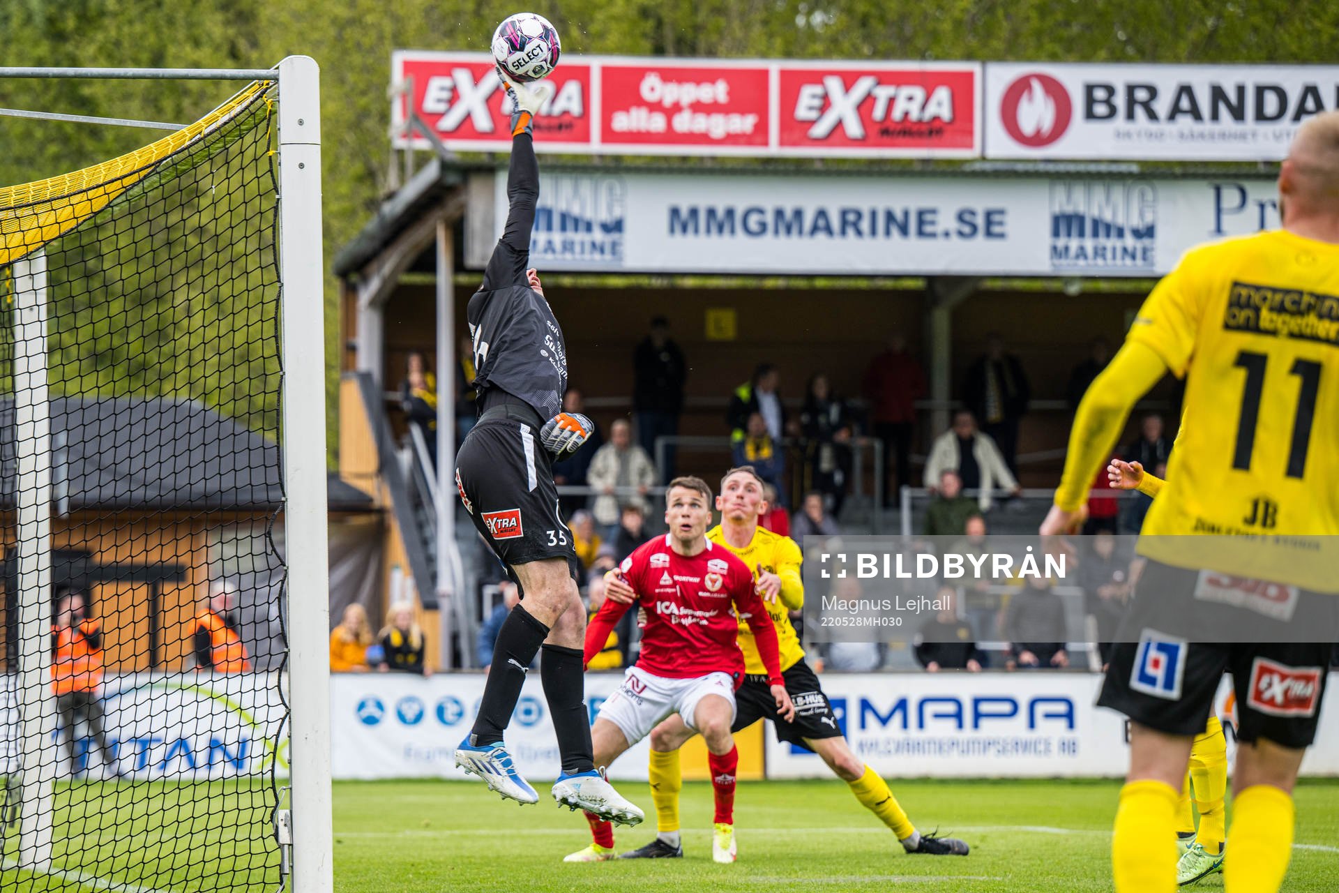 Mjällbys målvakt Samuel Brolin räddar