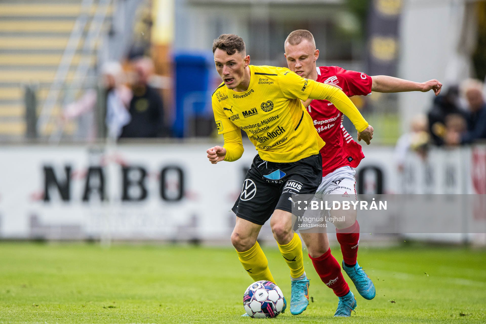Mjällbys Noah Persson  och Kalmars Isak Jansson