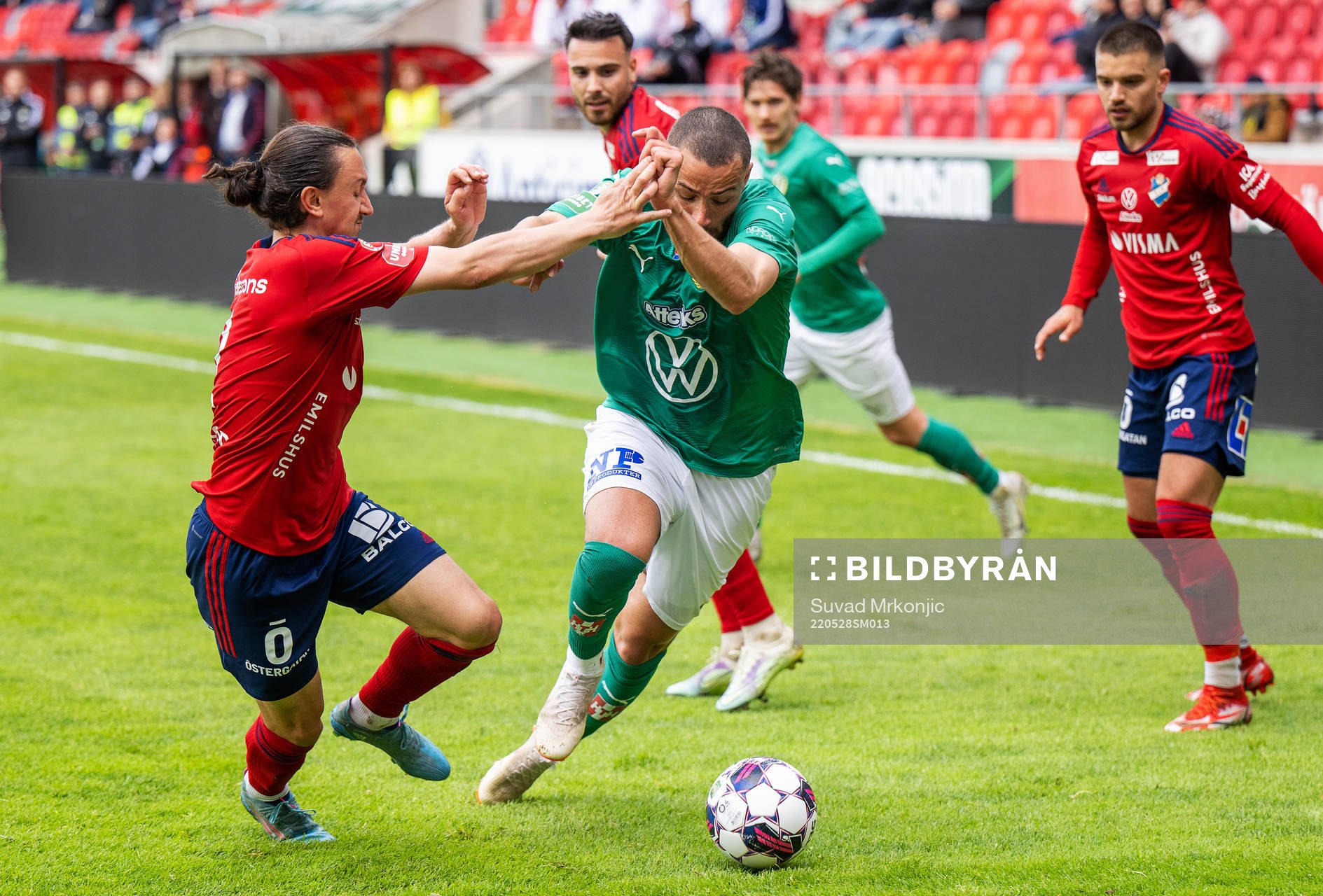 Östers Mattias Pavic och Jönköpings Malkolm Moenza