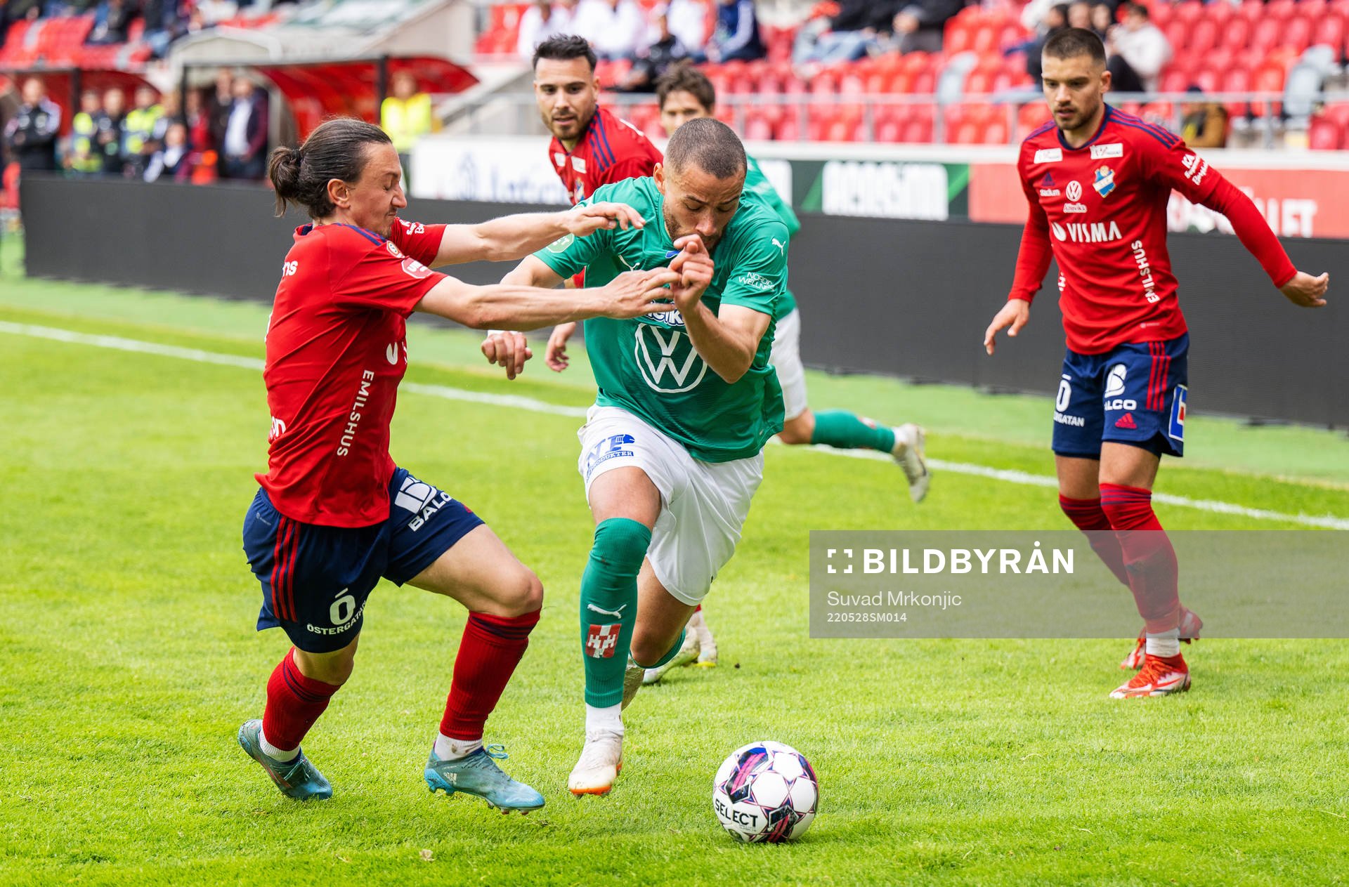 Östers Mattias Pavic och Jönköpings Malkolm Moenza