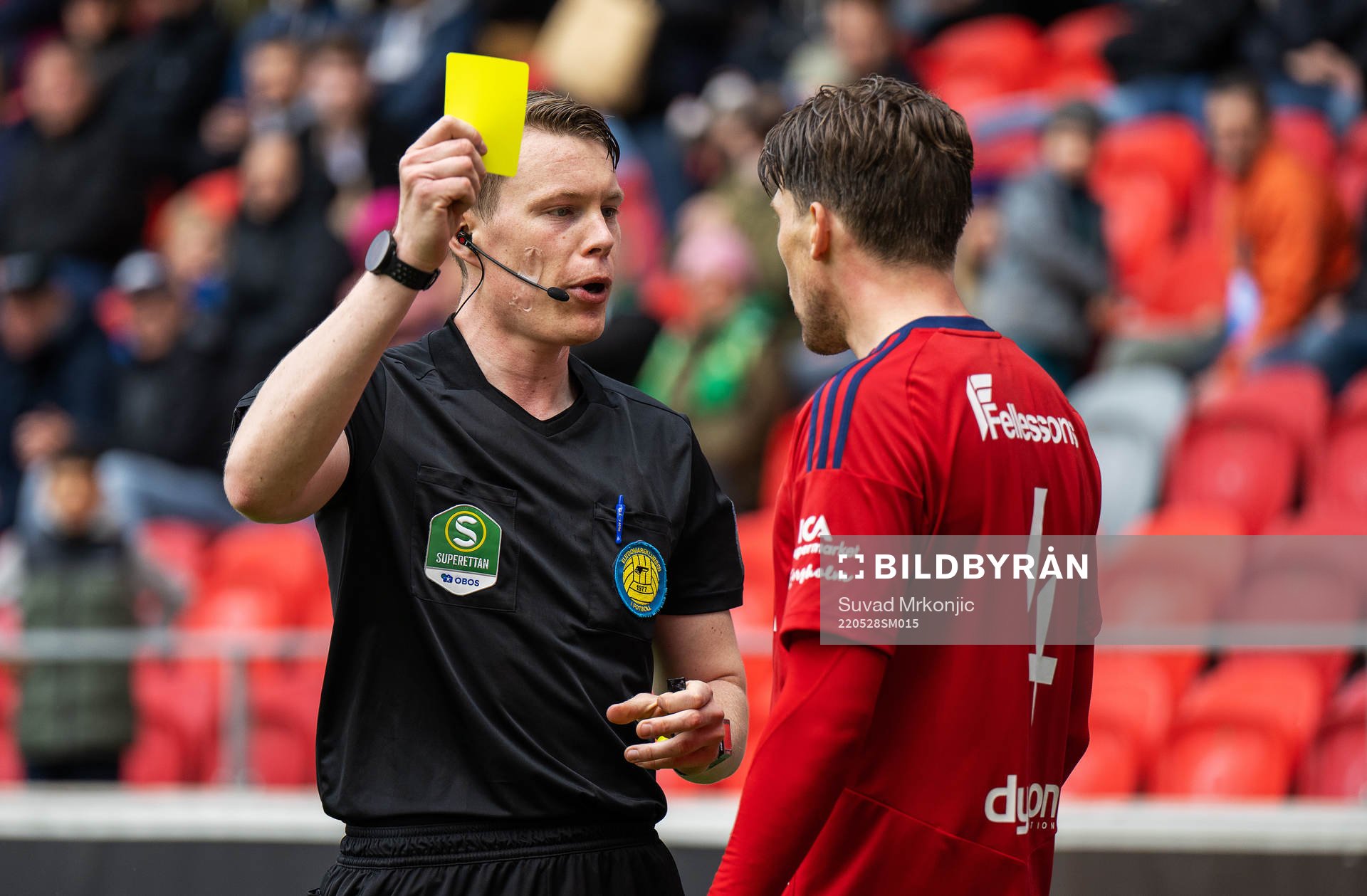 Domare Oscar Johnson varnar Östers John Stenberg