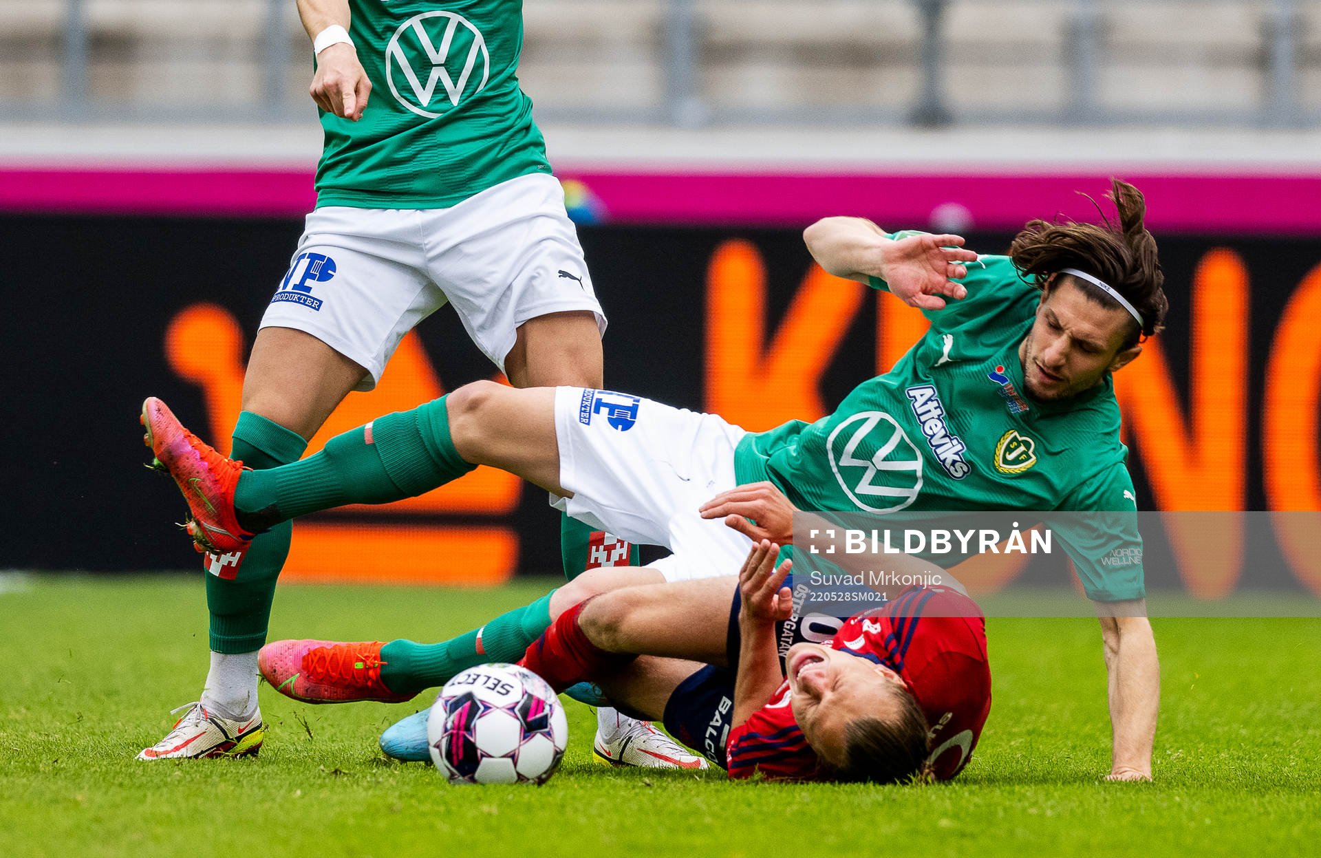 Jönköpings Adnan Maric och Östers Jesper Jonasson Westermark under fotbollsmatchen i Superettan mellan Öster och Jönköpings Södra den 28 maj 2022 i Växjö.