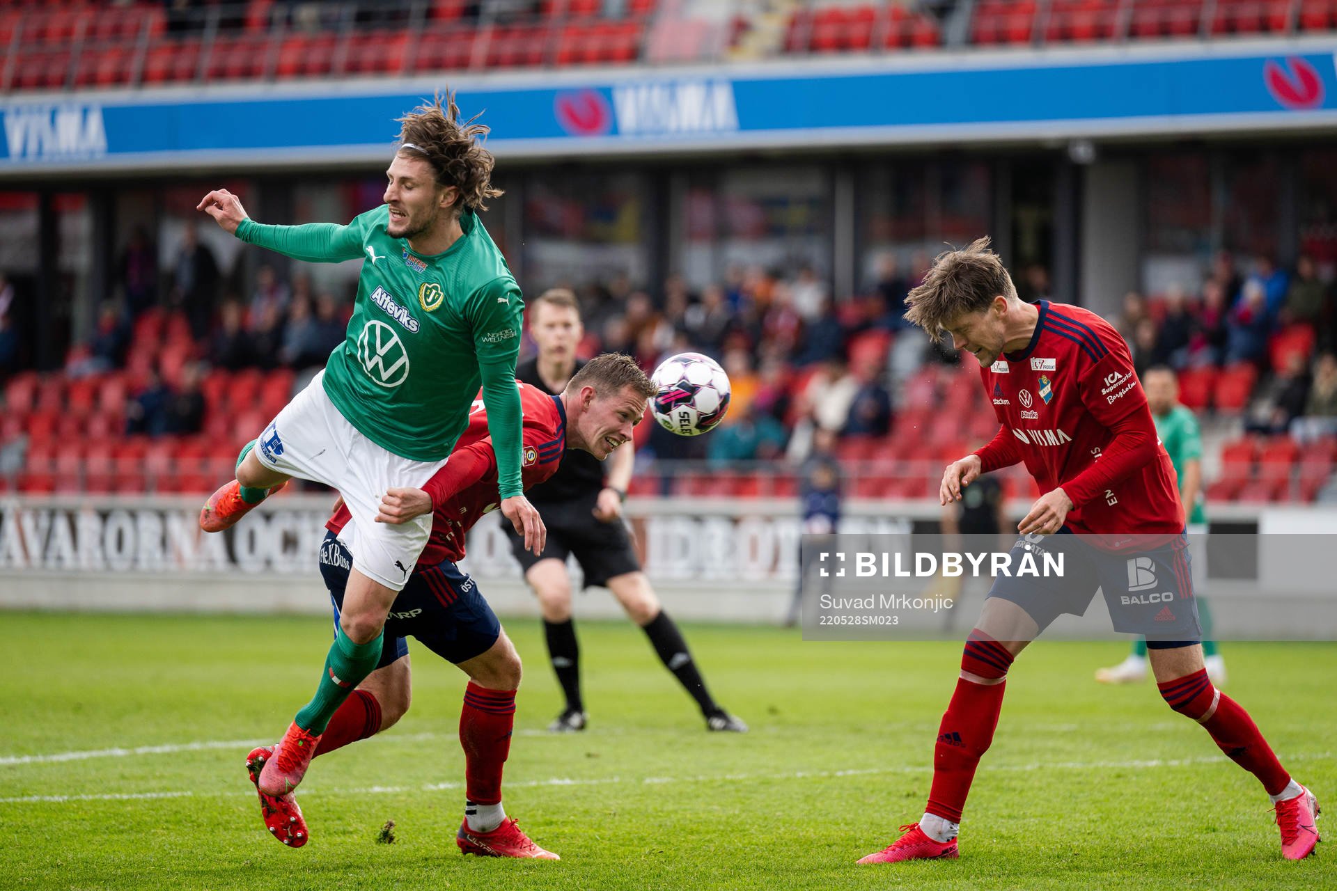 Jönköpings Adnan Maric och Östers Alex Thor Hauksson under fotbollsmatchen i Superettan mellan Öster och Jönköpings Södra den 28 maj 2022 i Växjö.