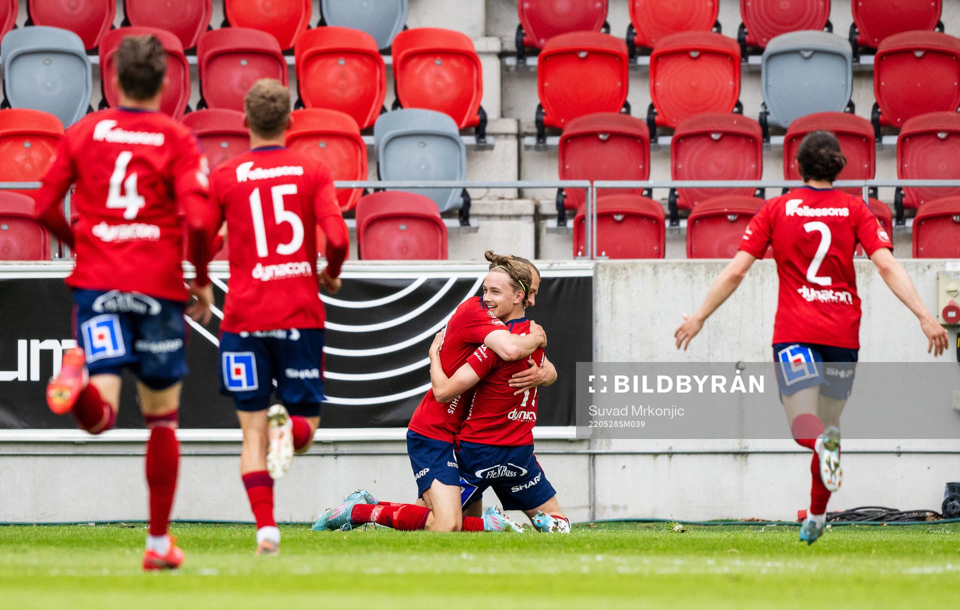 Östers Isak Magnusson jublar med lagkamrater