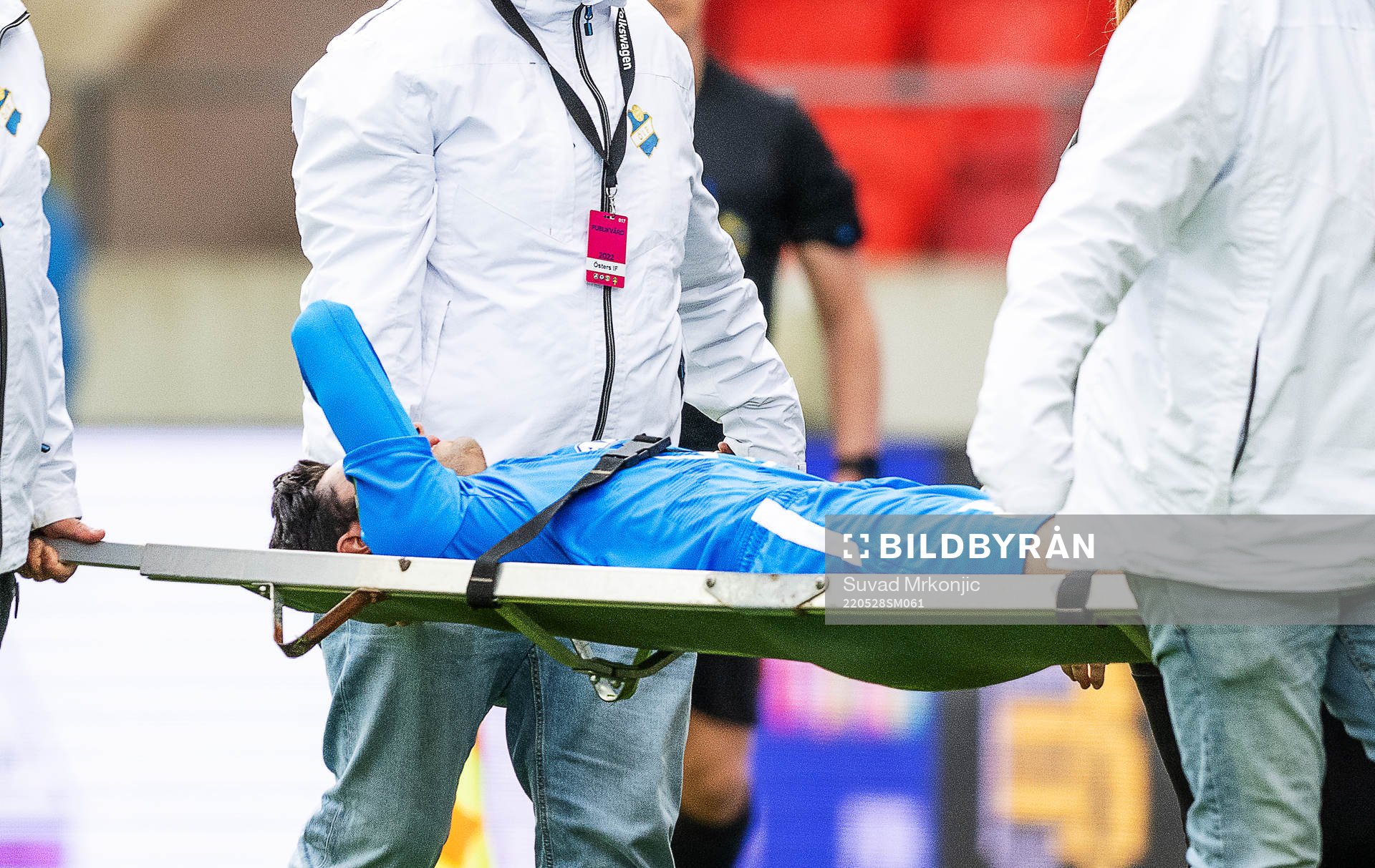 Jönköpings målvakt Tom Amos bärs ut på bår under fotbollsmatchen i Superettan mellan Öster och Jönköpings Södra den 28 maj 2022 i Växjö.