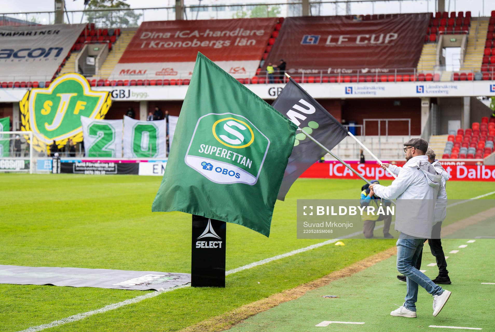 Flaggor med Superettans och Obos samt Unibets logga