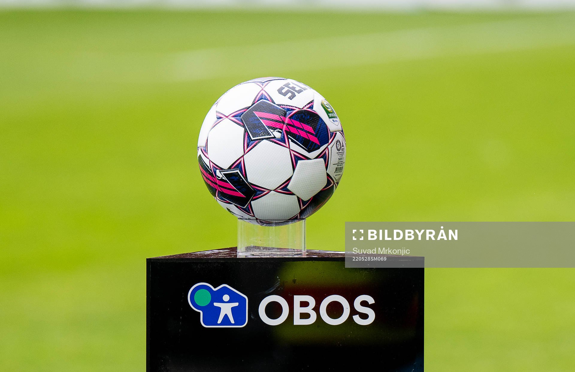 Matchbollen samt Obos logotyp