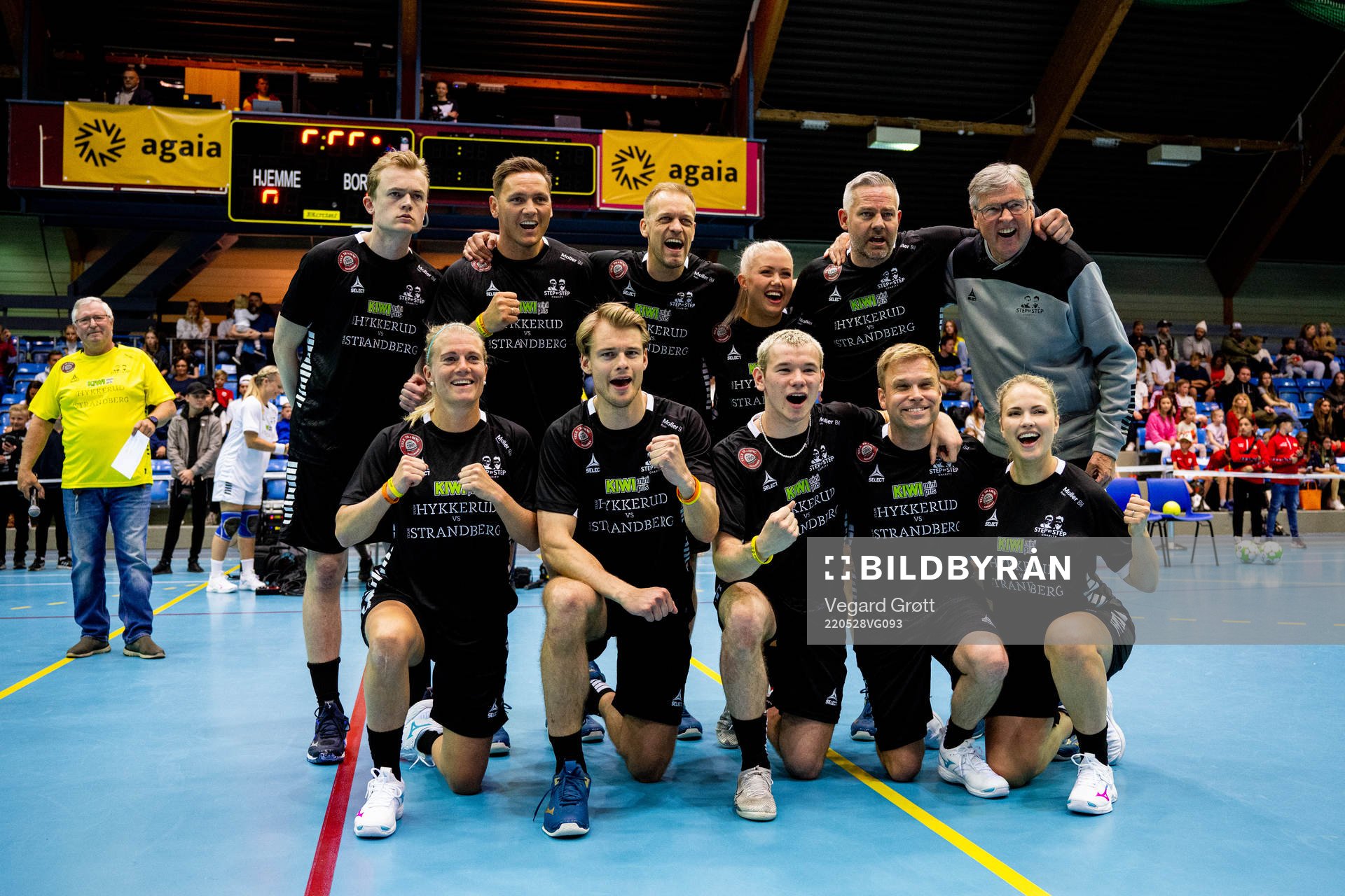 Joakim Hykkerud and players pose for a team photo