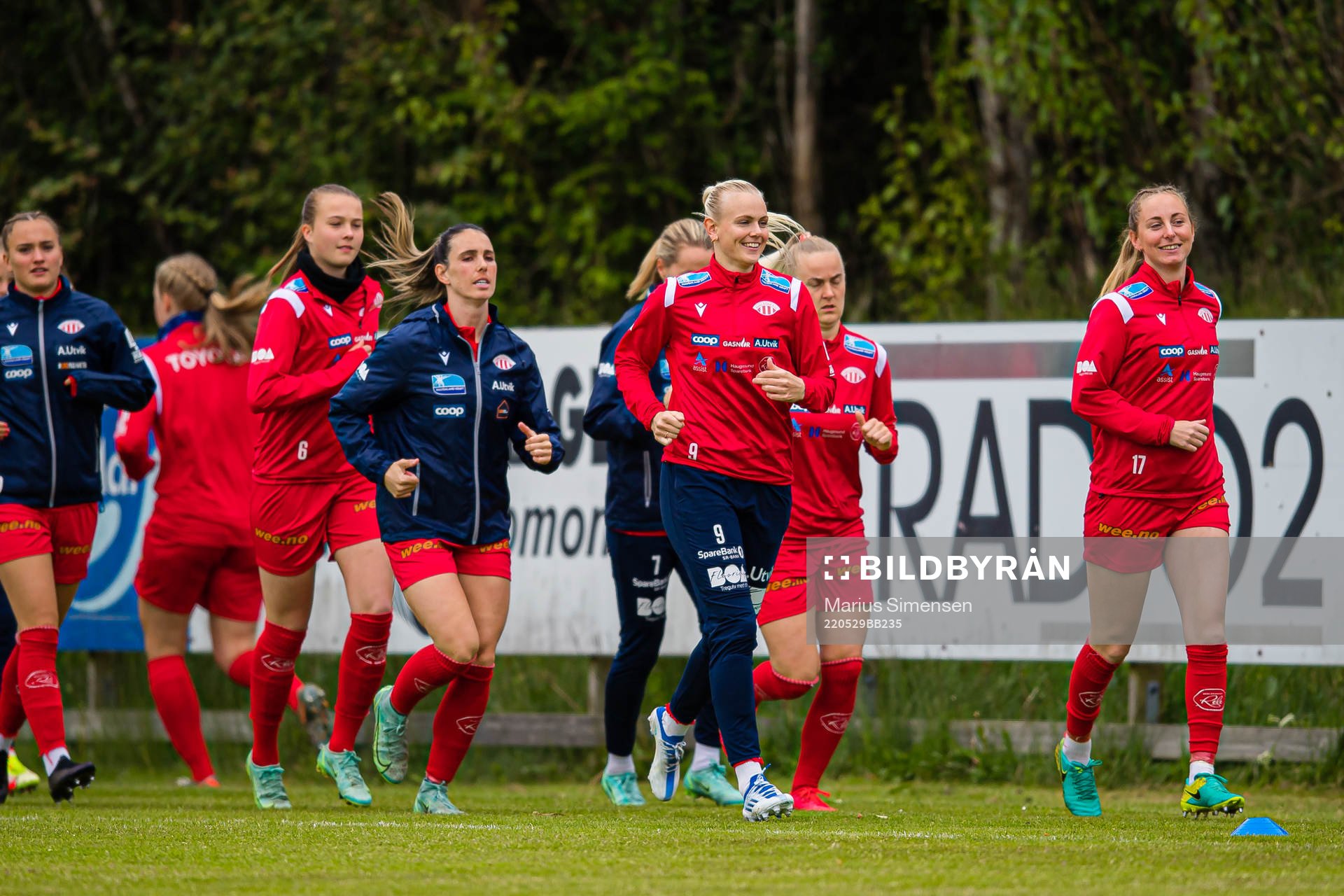 Karina Sævik and Hanna Dahl of Avaldnes warms up