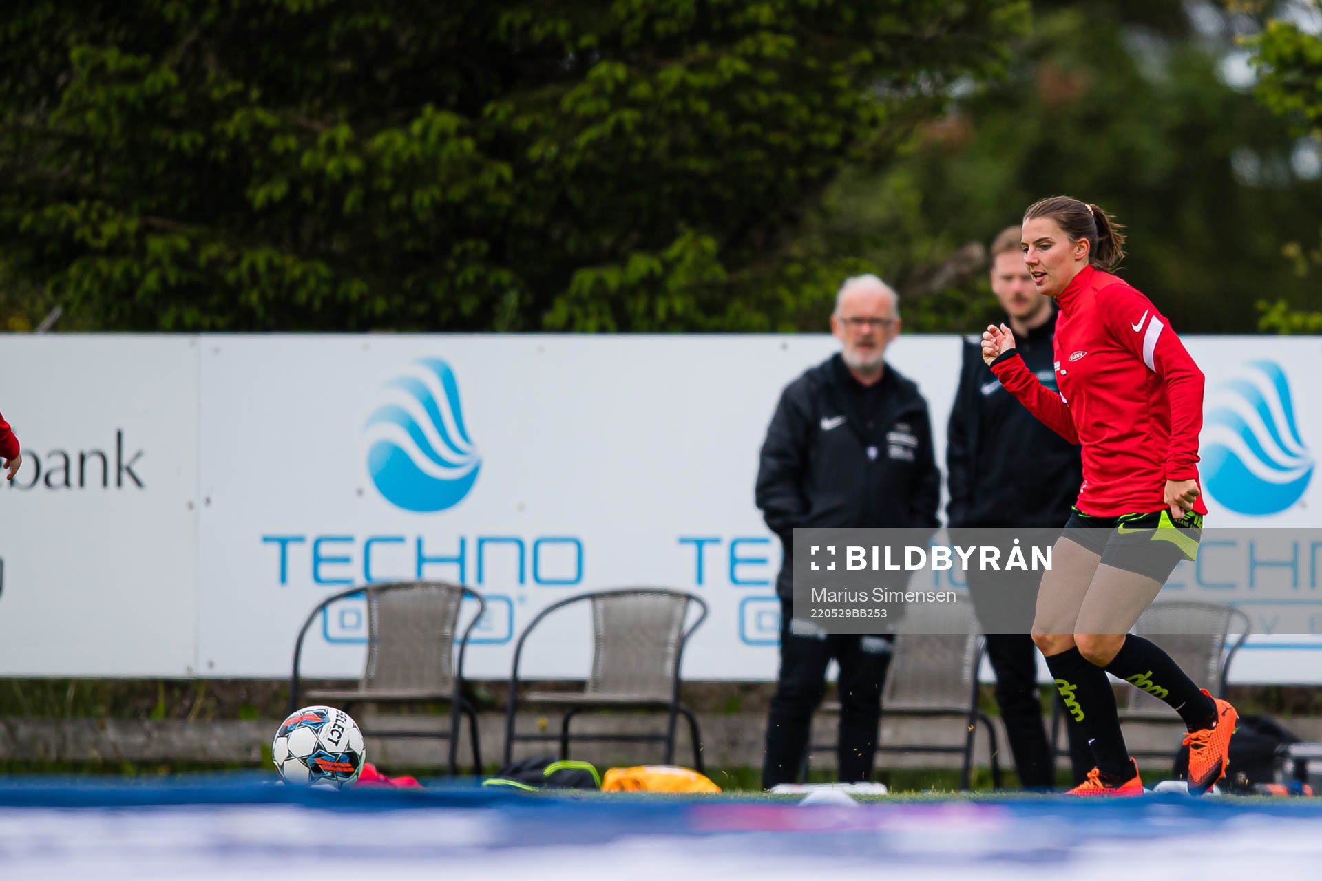 Cecilie Redisch Kvamme of Brann warms up