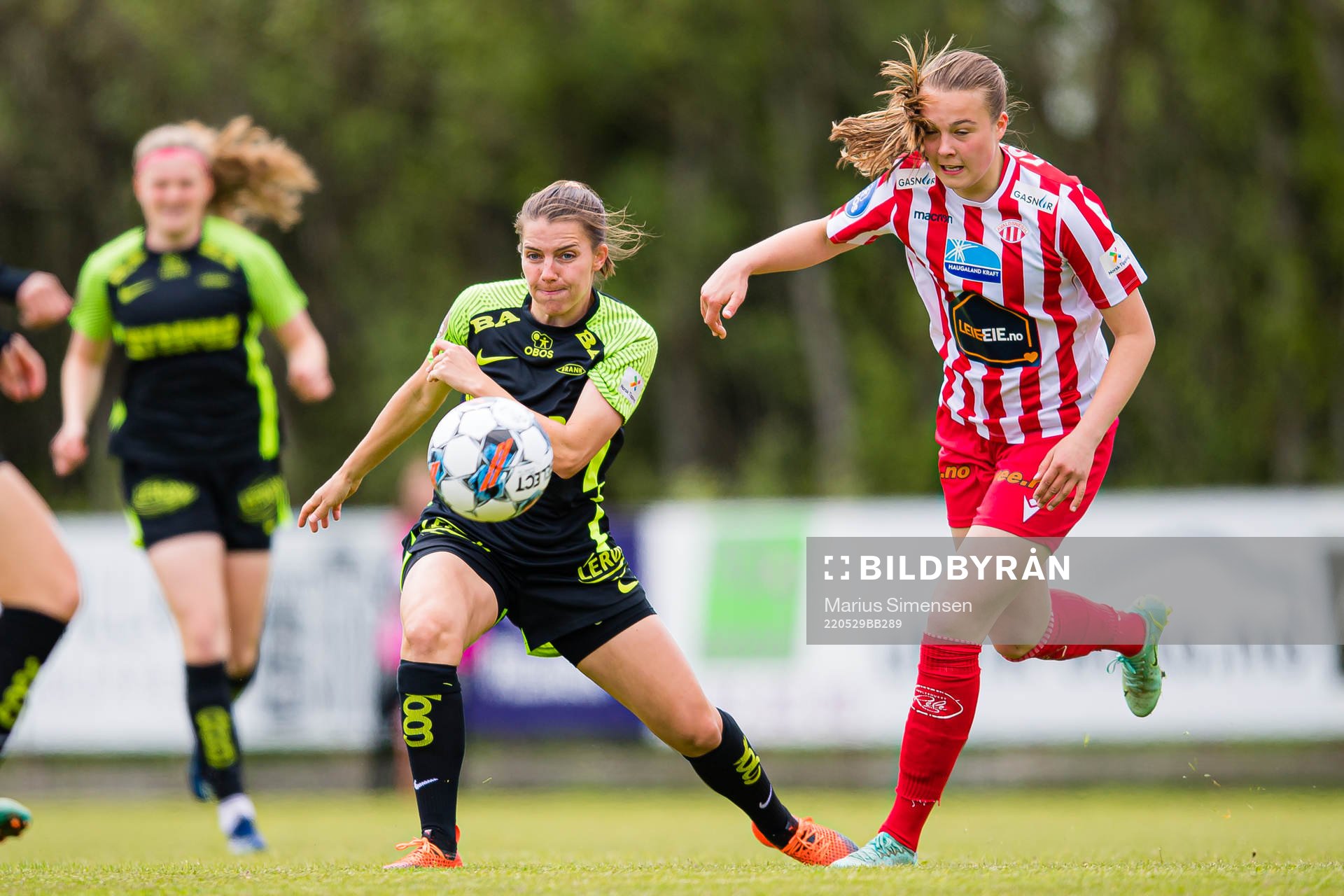 Cecilie Redisch Kvamme of Brann and Cille Nilsen of Avaldnes