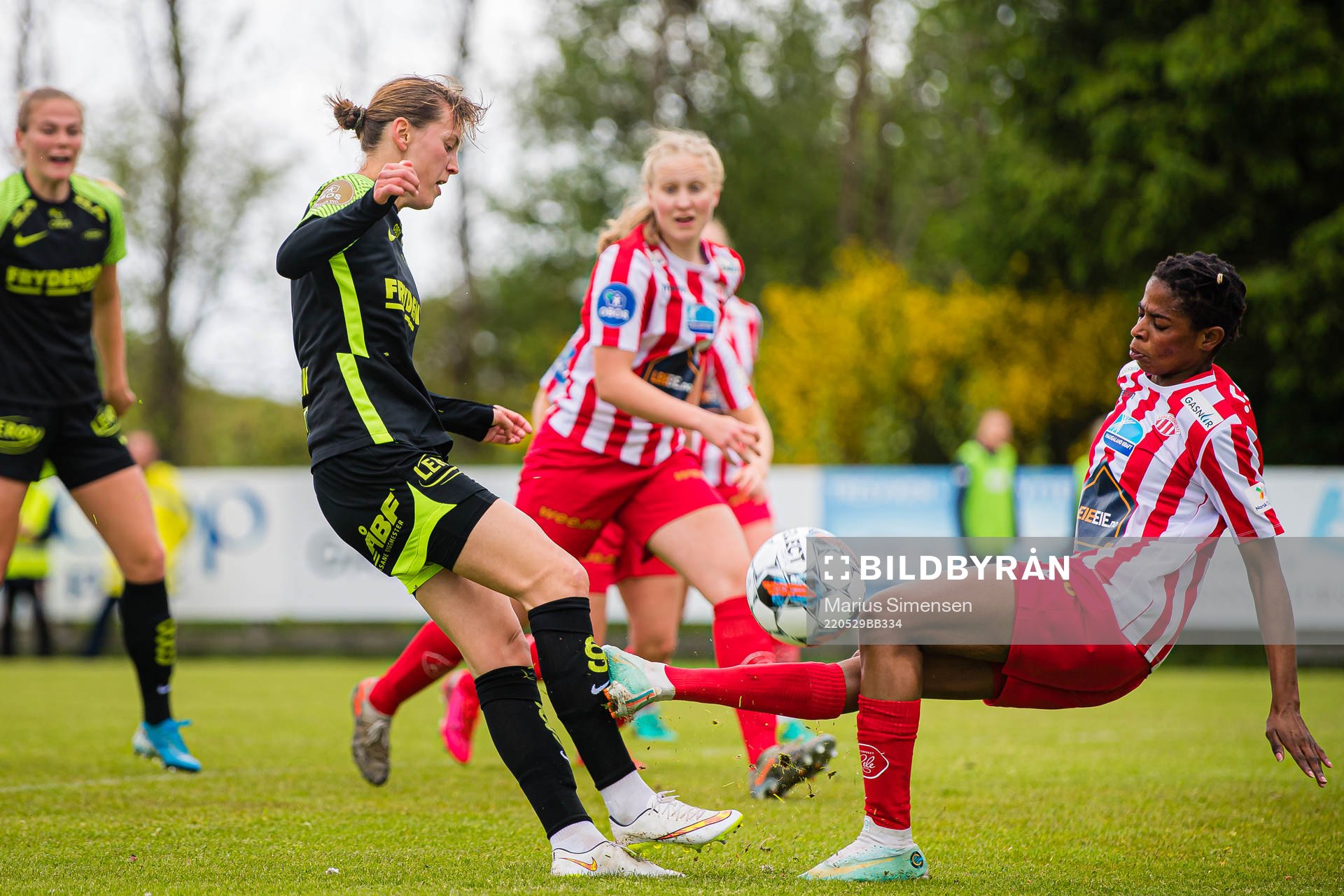 Rakel Engesvik of Brann and Susan Ama Duah of Avaldsnes