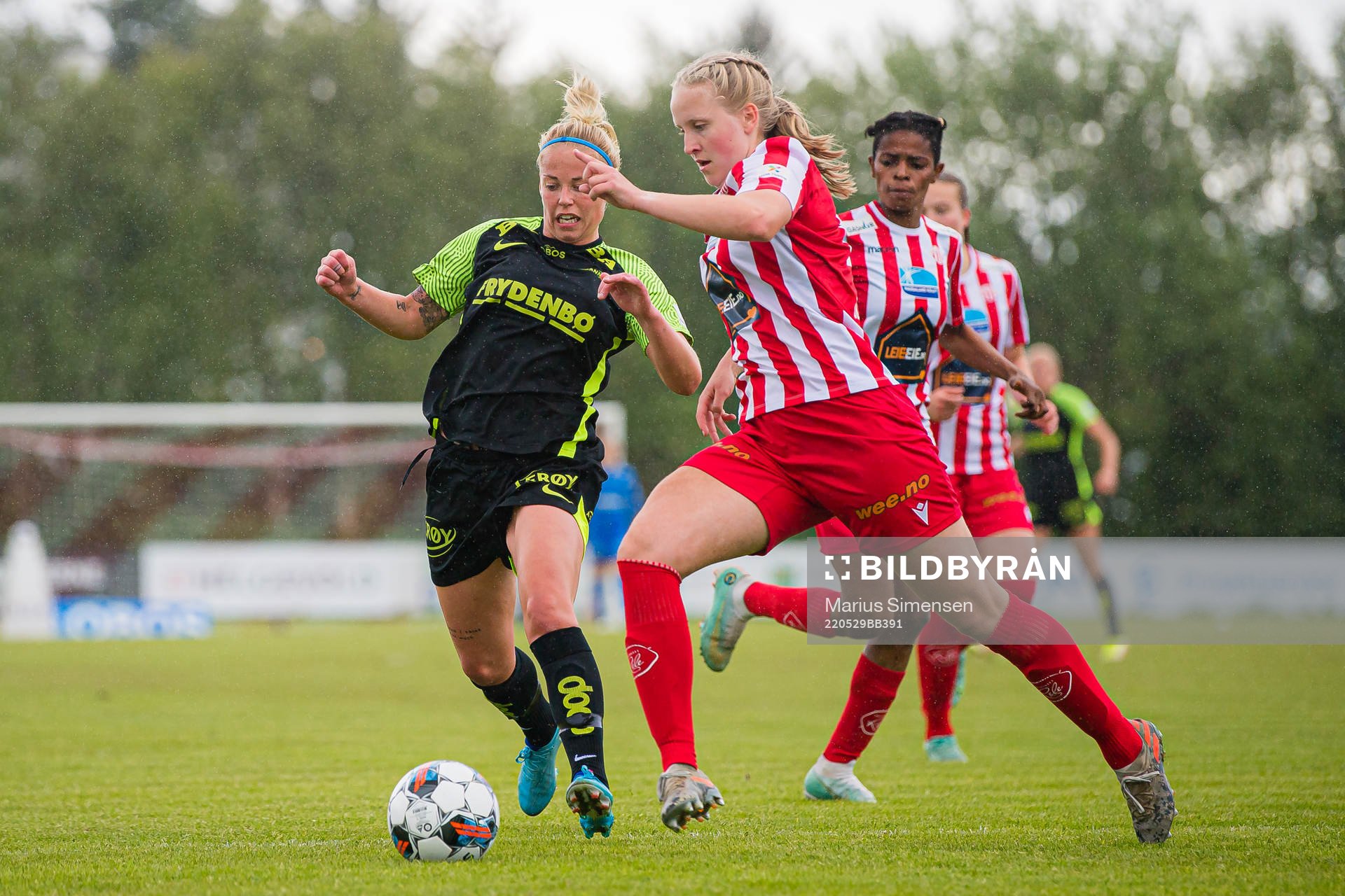Therese Sessy Åsland of Brann and Kaja Olsen of Avaldnes