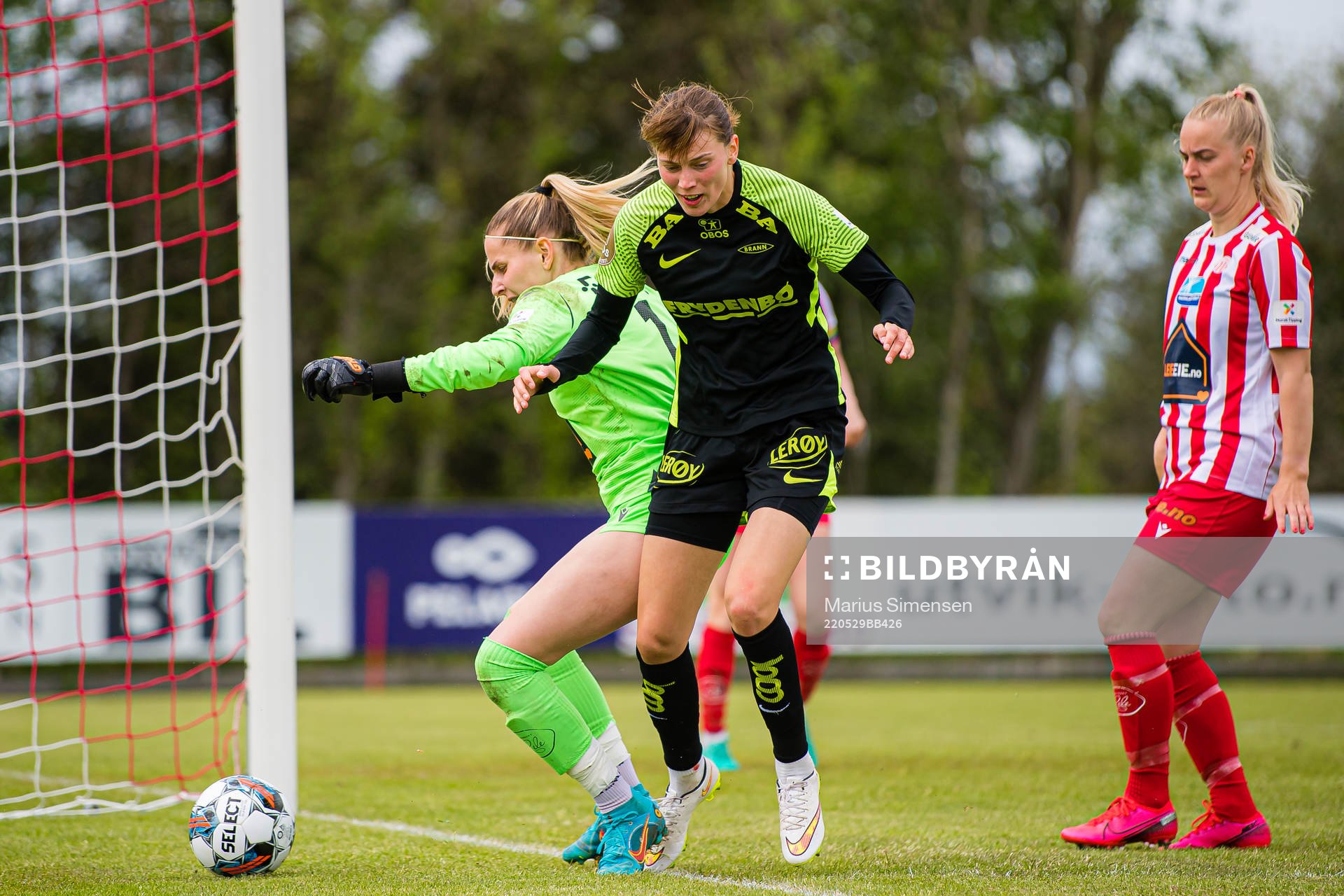 Jovana Petrovic of Avaldnes and Rakel Engesvik of Brann
