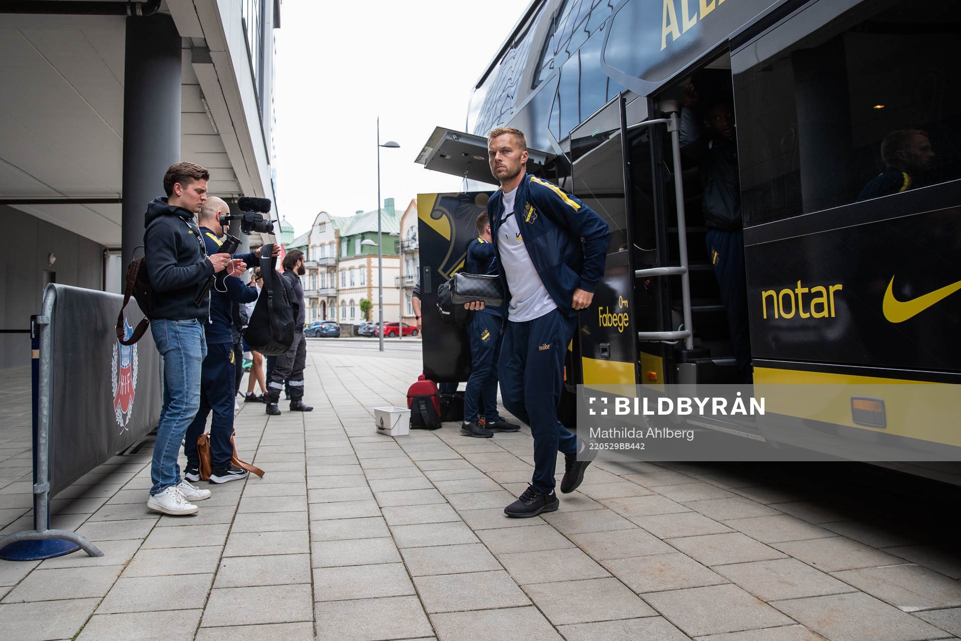 s Sebastian Larsson införr fotbollsmatchen i Allsvenskan