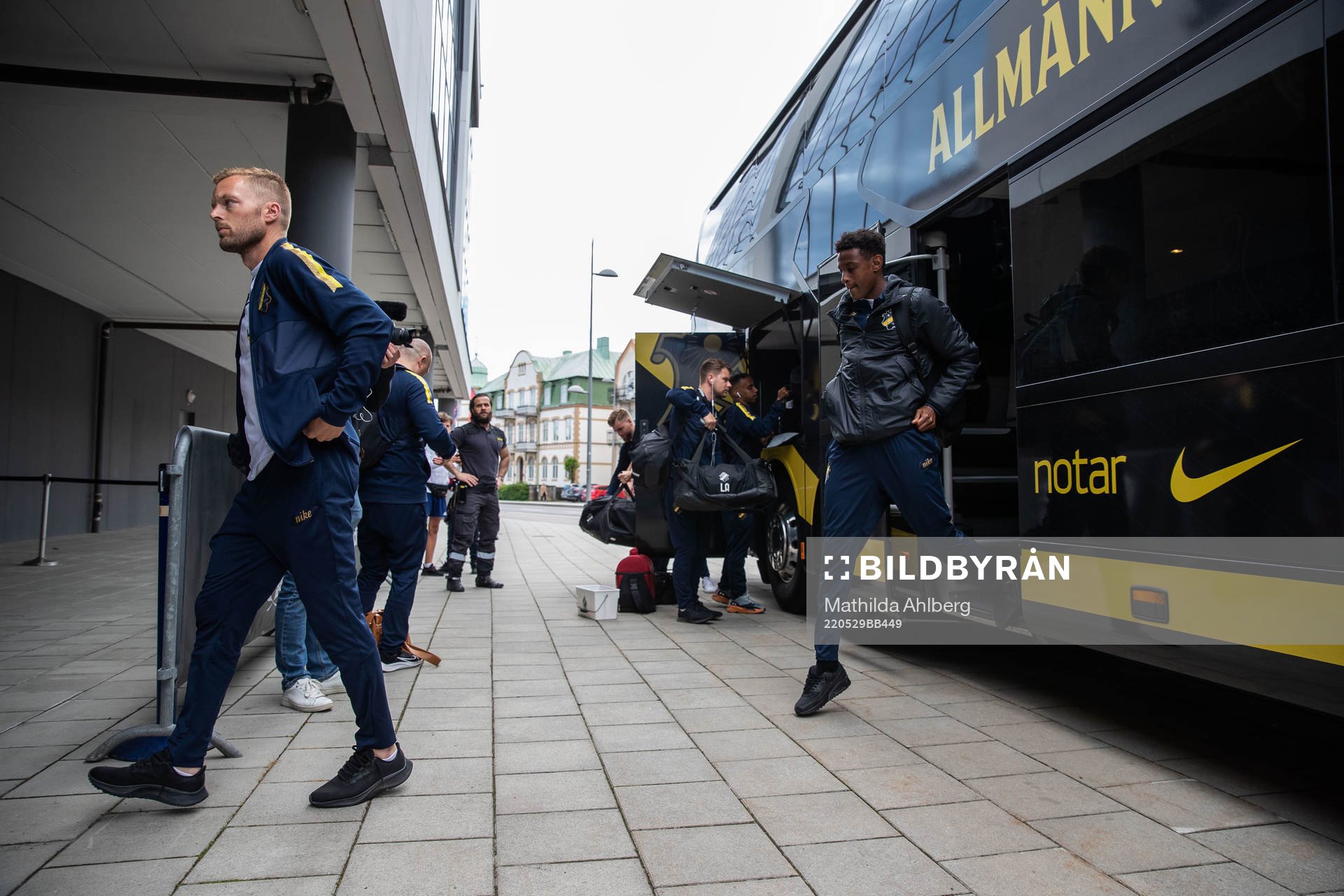 s Sebastian Larsson införr fotbollsmatchen i Allsvenskan