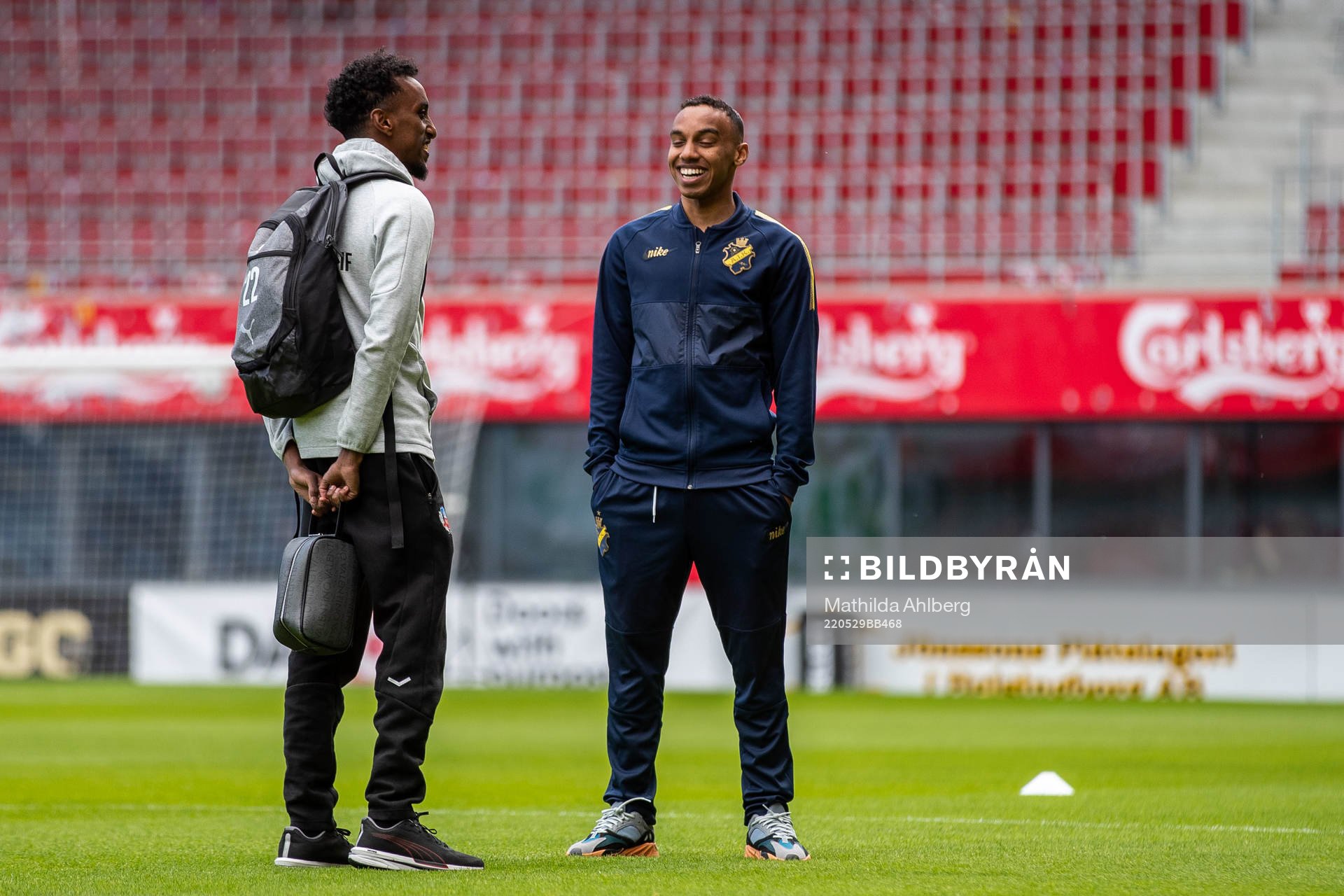 Helsingborgs Taha Ali och AIK:s Bilal Hussein inför fotbollsmatchen i Allsvenskan mellan Helsingborg och AIK den 29 maj 2022 i Helsingborg.