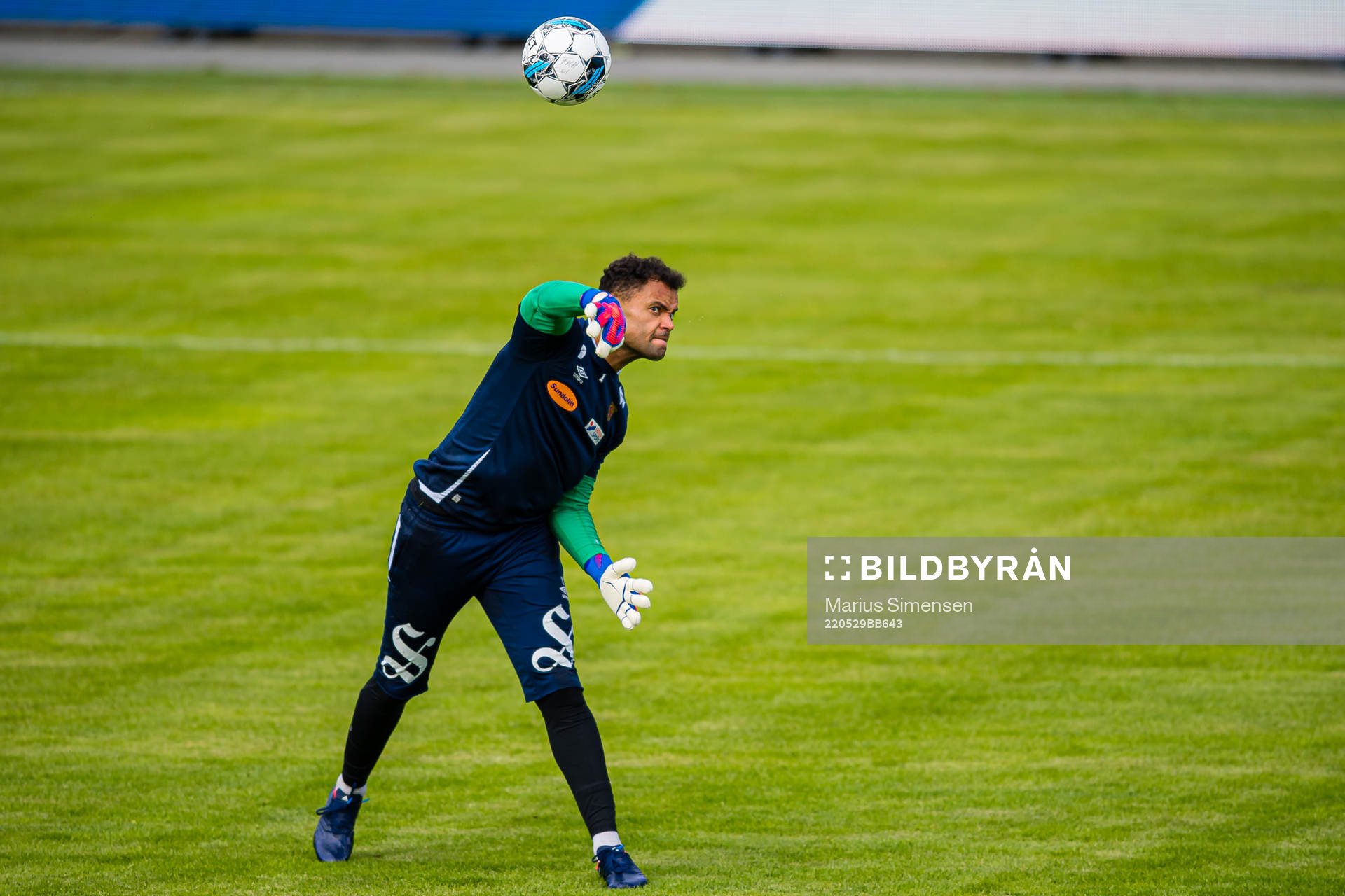 Sten Michael Grytebust of Aalesund warms up