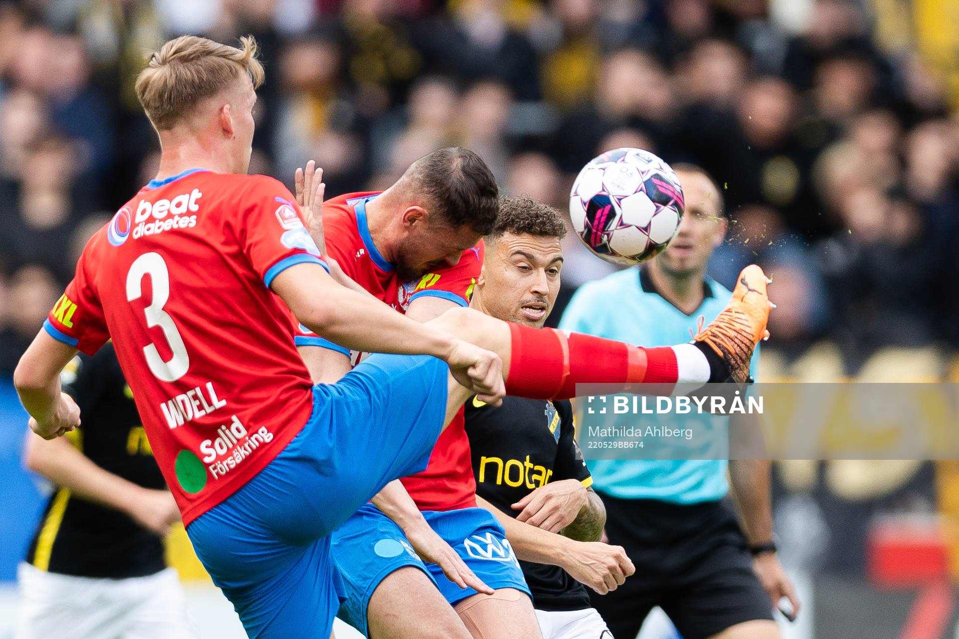 Helsingborgs Casper Widell och Albert Ejupi i en kamp mot