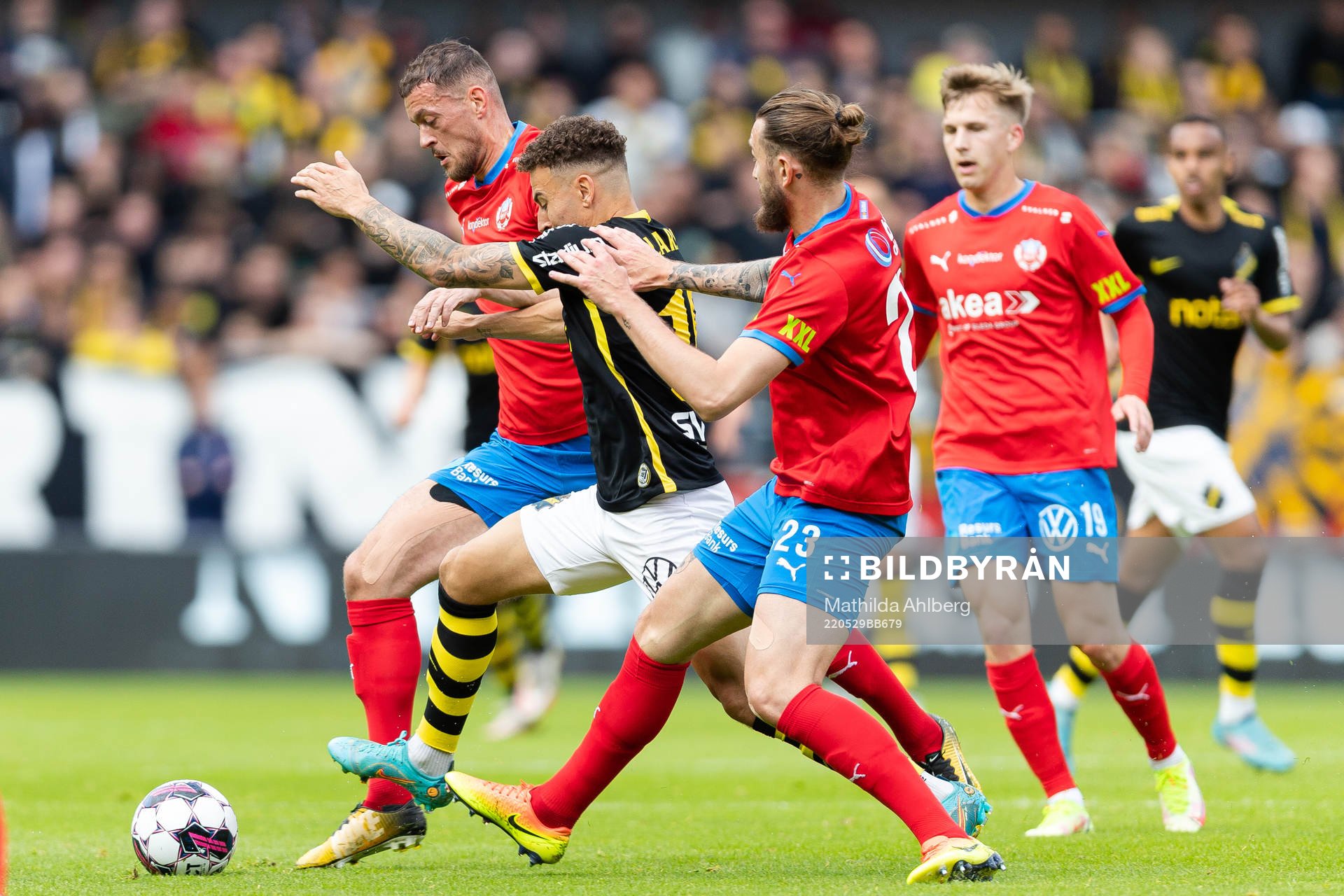 s Jordan Larsson i en kamp mot Helsingborgs Albert Ejupi