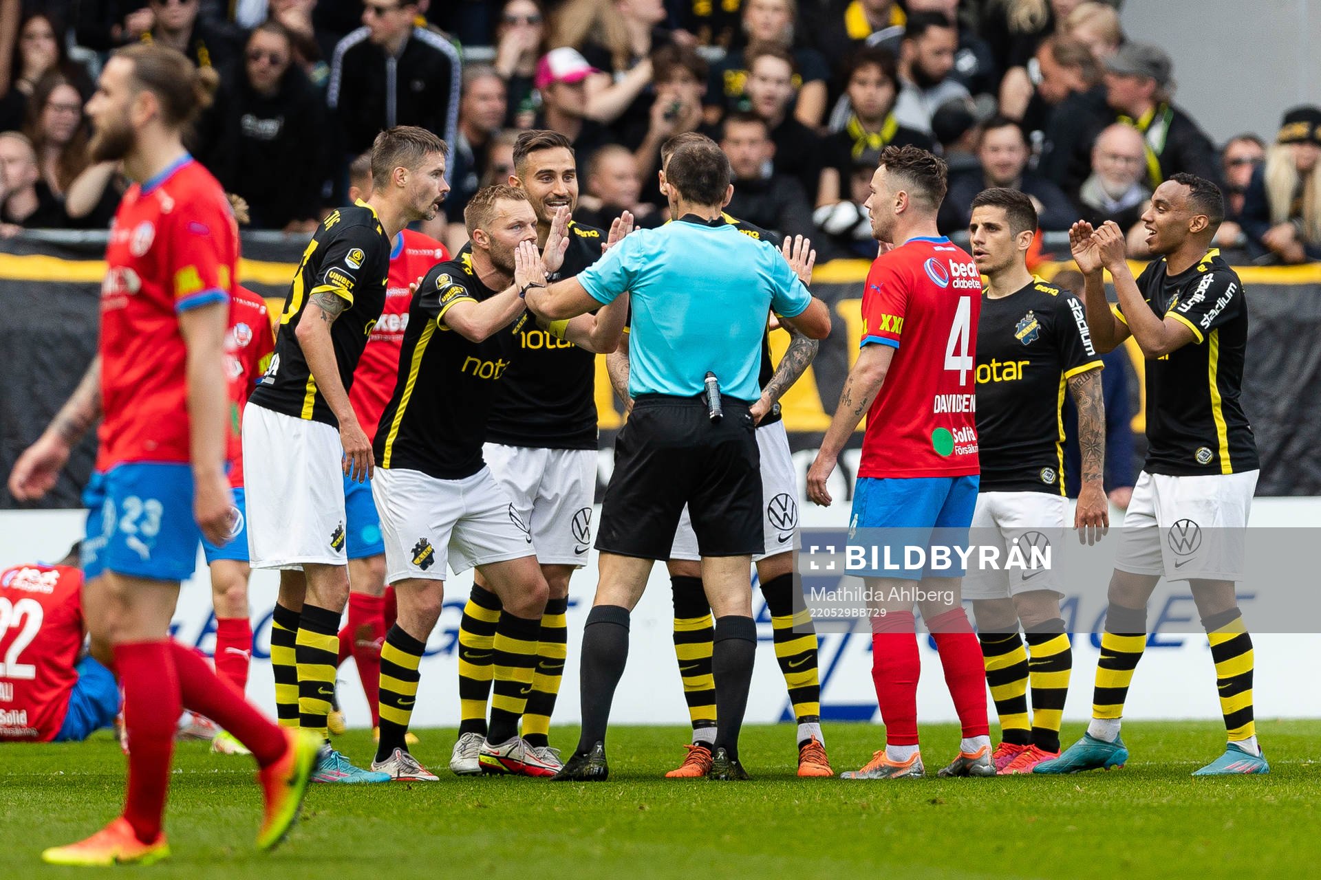 s Sebastian Larsson reagerar