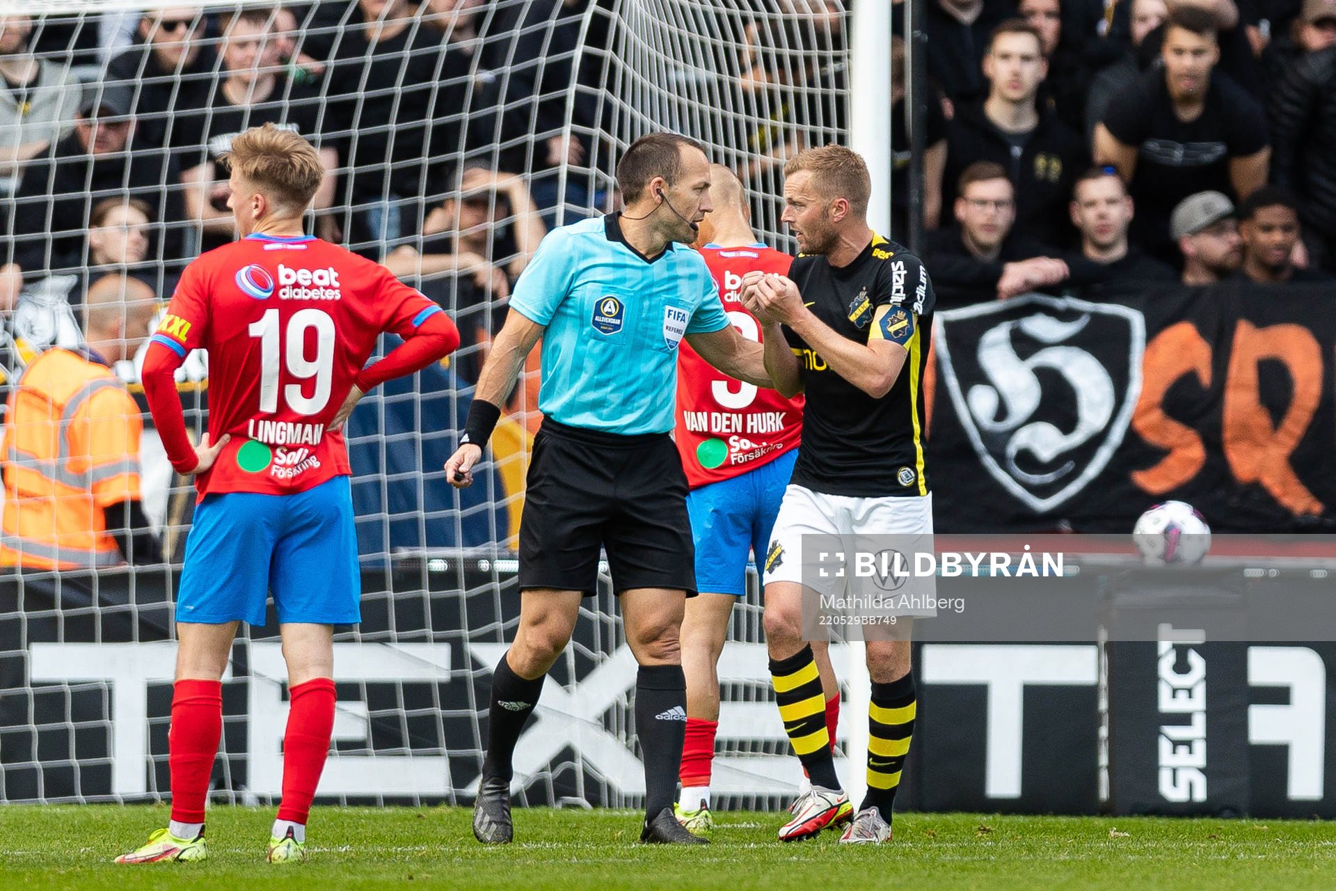 s Sebastian Larsson reagerar på domslut från domare