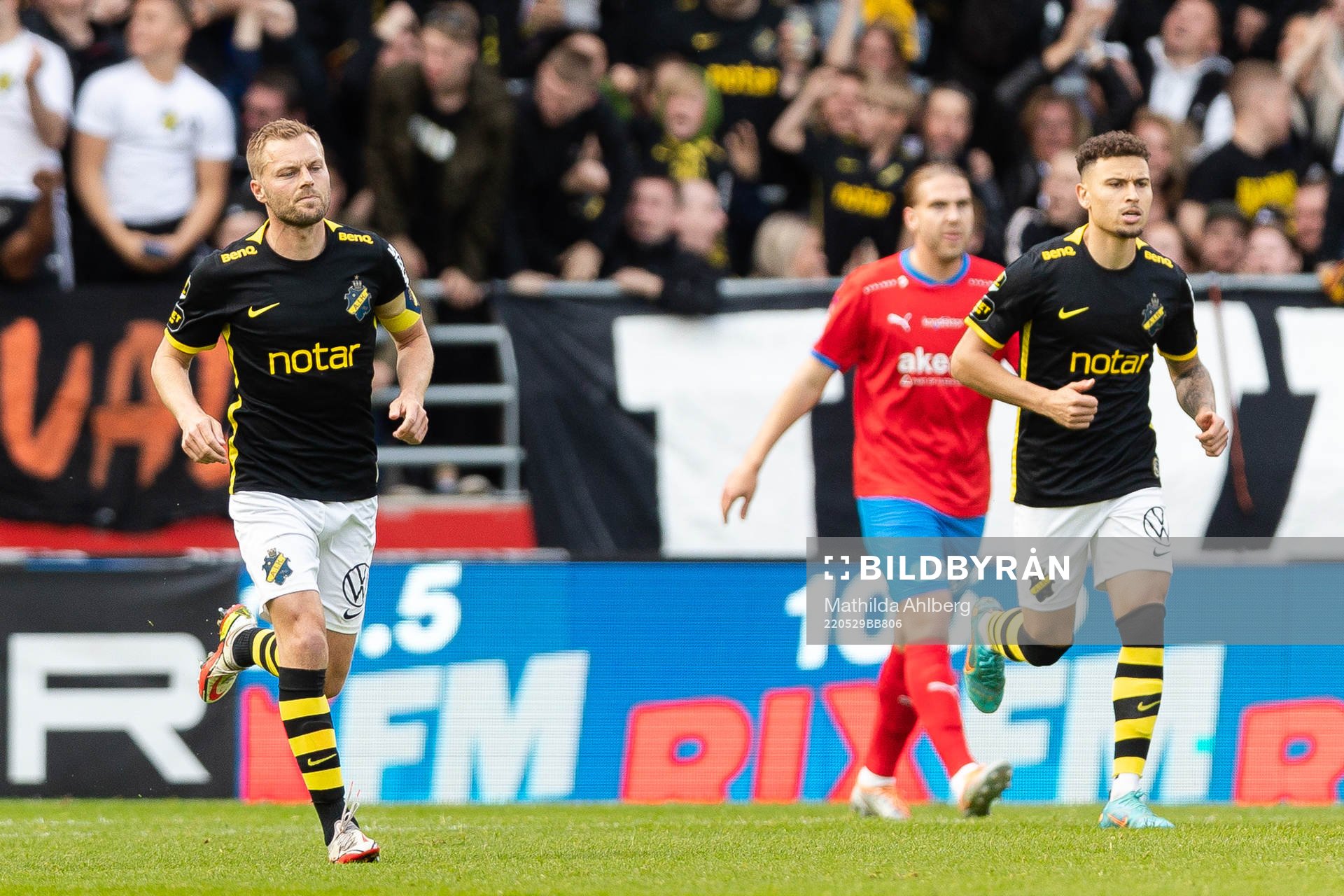 AIK:s Sebastian Larsson och Jordan Larsson jublar efter 1-1 under fotbollsmatchen i Allsvenskan mellan Helsingborg och AIK den 29 maj 2022 i Helsingborg.