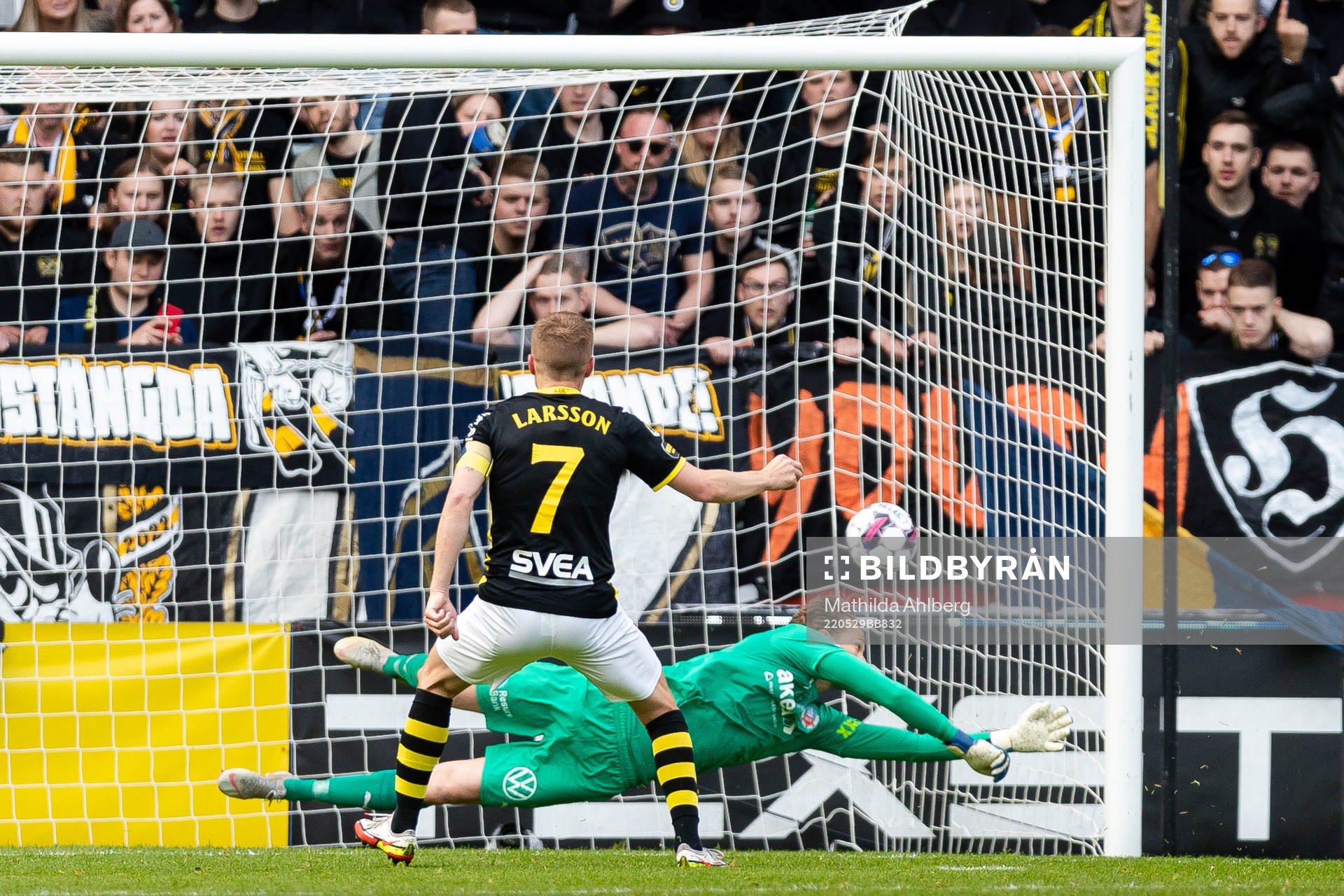 s Sebastian Larsson gör 1-1 bakom Helsingborgs målvakt
