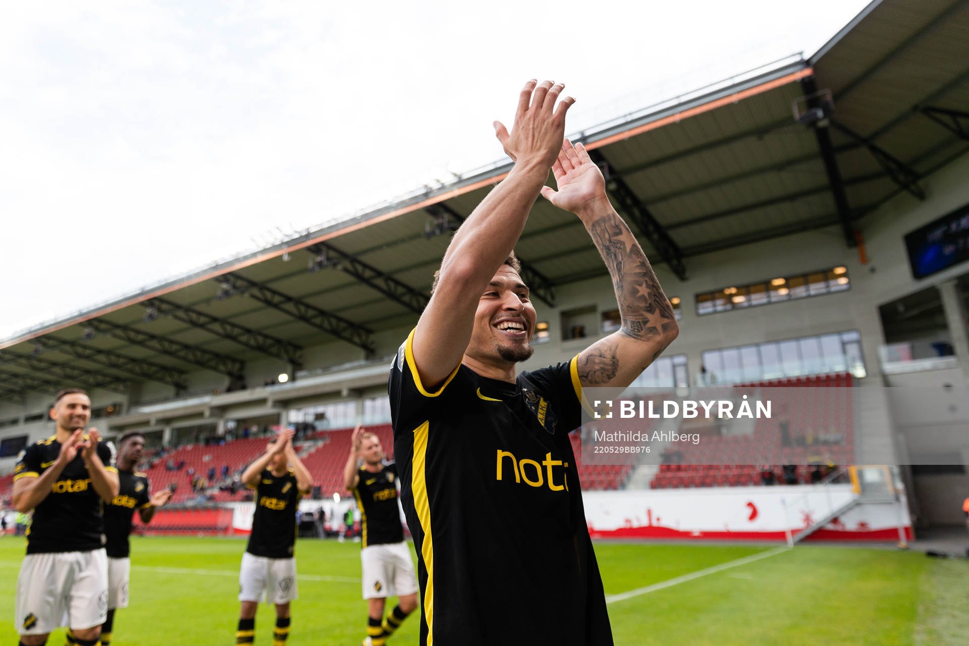 AIK:s Jordan Larsson jublar efter fotbollsmatchen i Allsvenskan mellan Helsingborg och AIK den 29 maj 2022 i Helsingborg. 