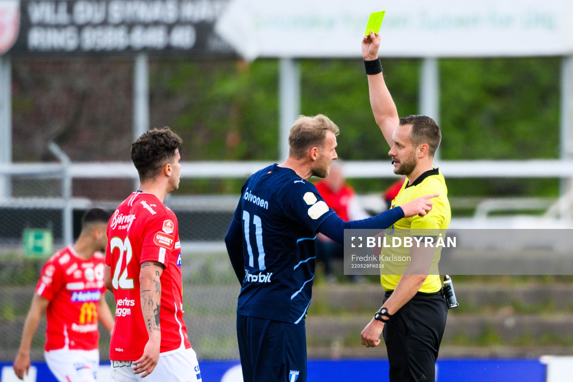 Malmö FFs Ola Toivonen får gult kort