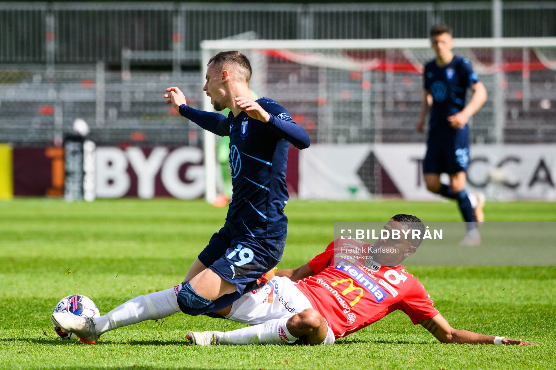 Malmö FFs Veljko Birmancevic och Degerfors Adhavan Rajamohan under fotbollsmatchen i Allsvenskan mellan Degerfors och Malmö FF den 29 maj 2022 i Degerfors.