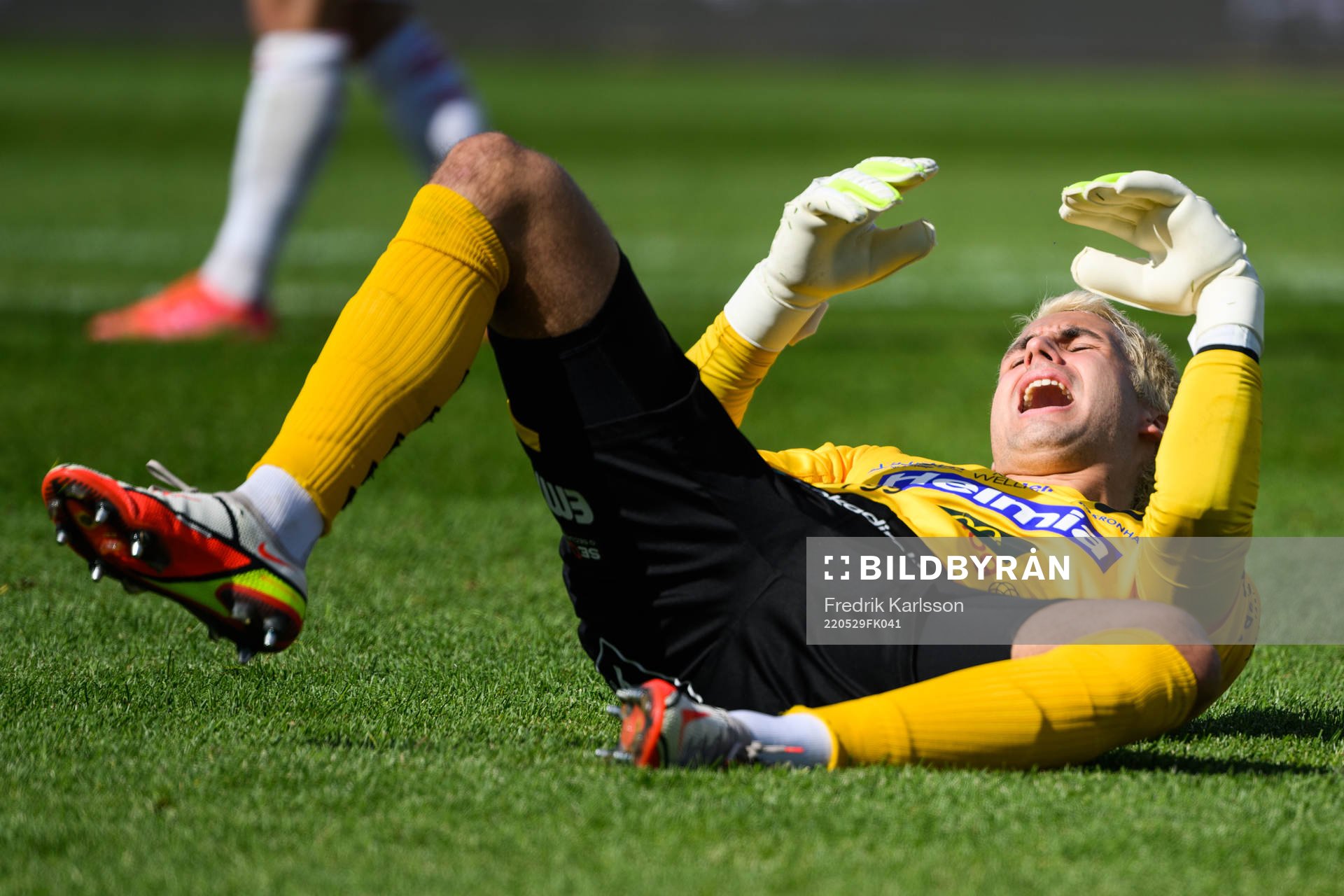 Degerfors målvakt Alfie Malik Whiteman har ont