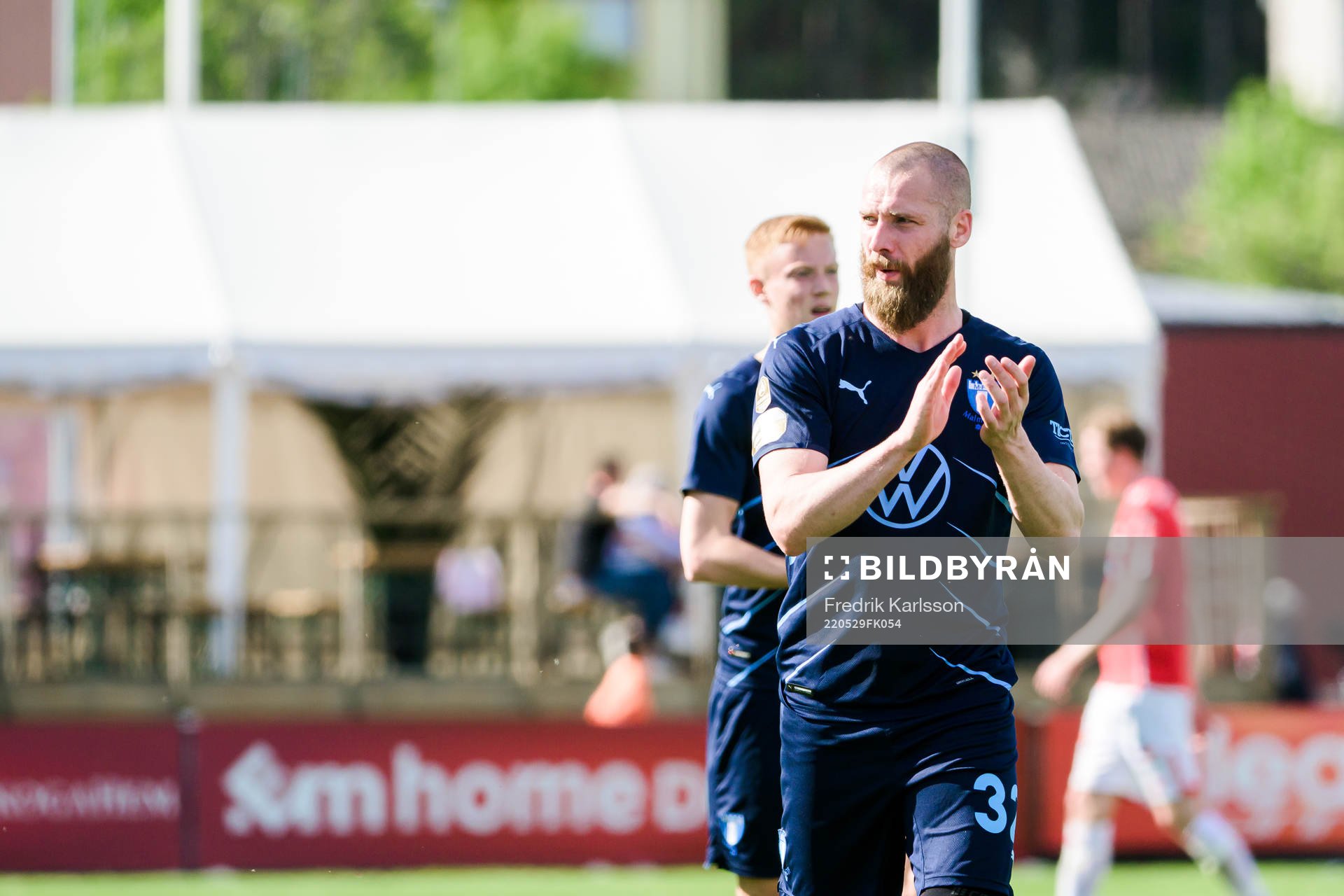 Malmö FFs Jo Inge Berget jublar och tackar publiken efter vinsten i fotbollsmatchen i Allsvenskan mellan Degerfors och Malmö FF den 29 maj 2022 i Degerfors.